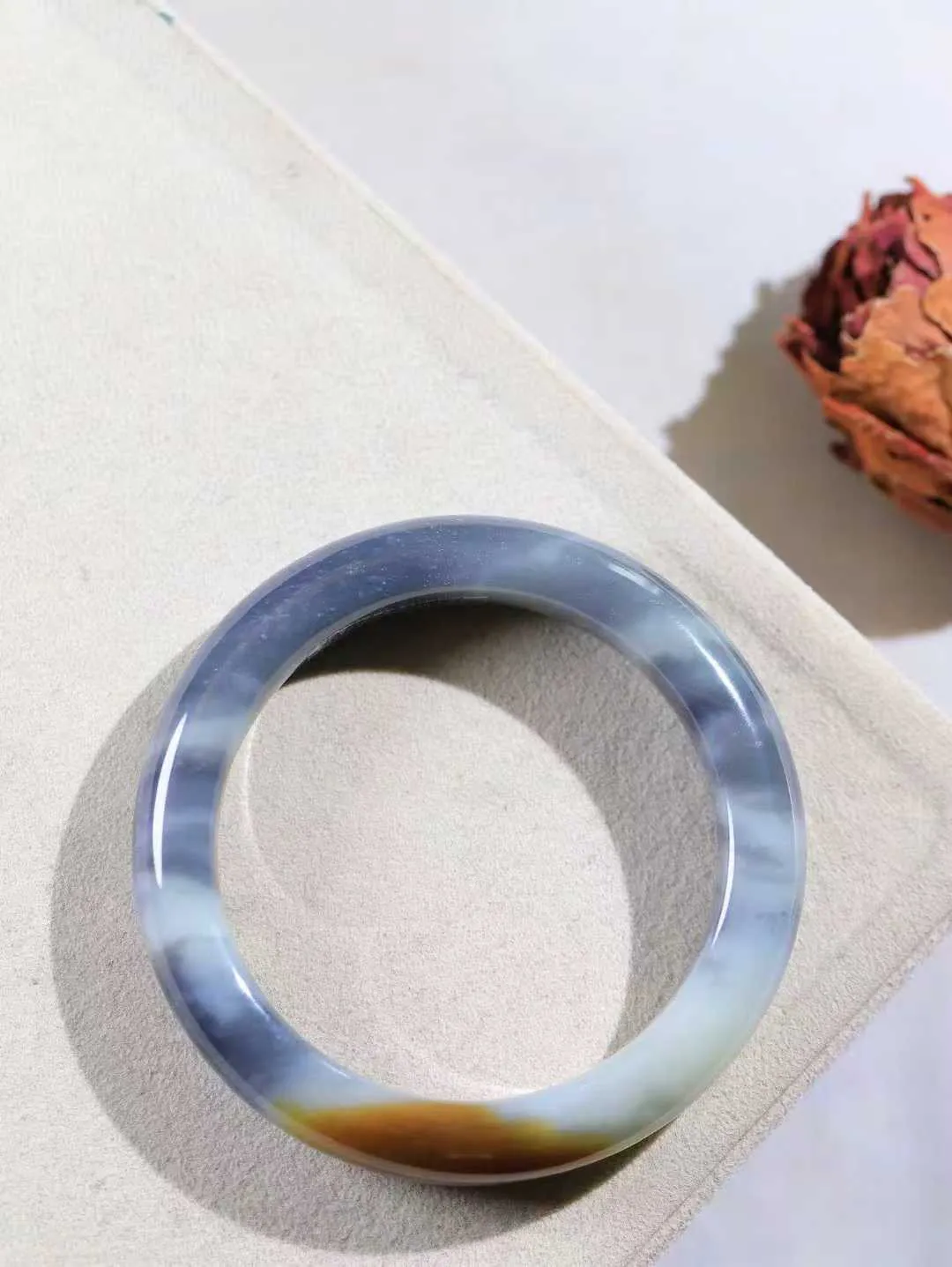 【籽.水墨风情.手镯】

新疆和田籽料青花手镯 玉质细腻饱满，镯型大气，脂感油润。青花晕染轻淌，让人迷醉其中，就如身在云雾飘渺的群山之中，雾气升腾～重64.8克 尺寸57-12.7-9.8mm FDA-771121400