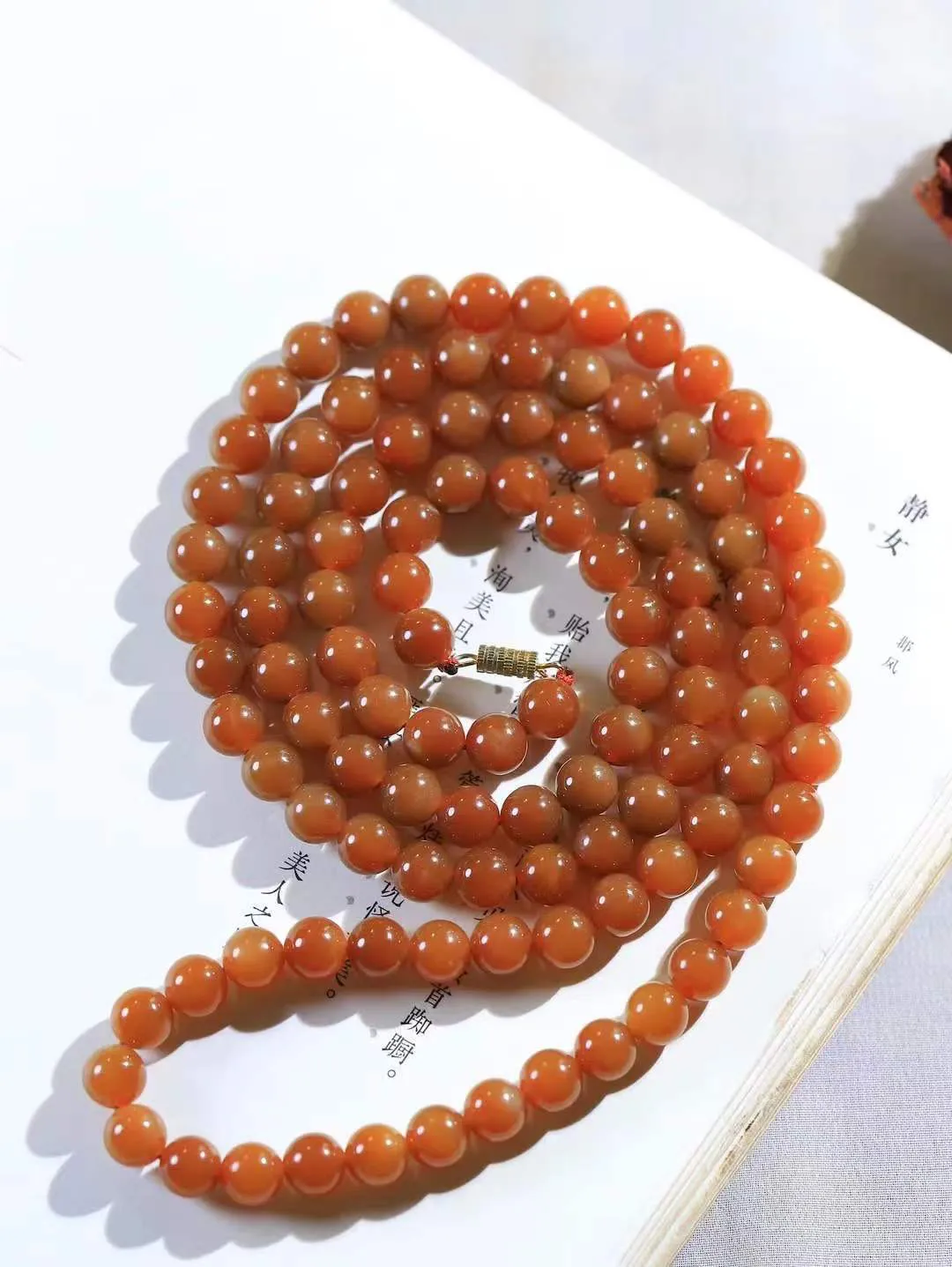 【珠圆玉润.项链】

精品和田玉糖玉珠圆玉润项链 玉质温润细腻 油性十足 佩戴舒适。珠珠落玉盘，间关莺语花底滑，一生美好时光，无论身在何处，都有它相伴相守。事事顺遂，幸福美满，吉祥如意。重83.3克 尺寸取一7.9mm 111102233A