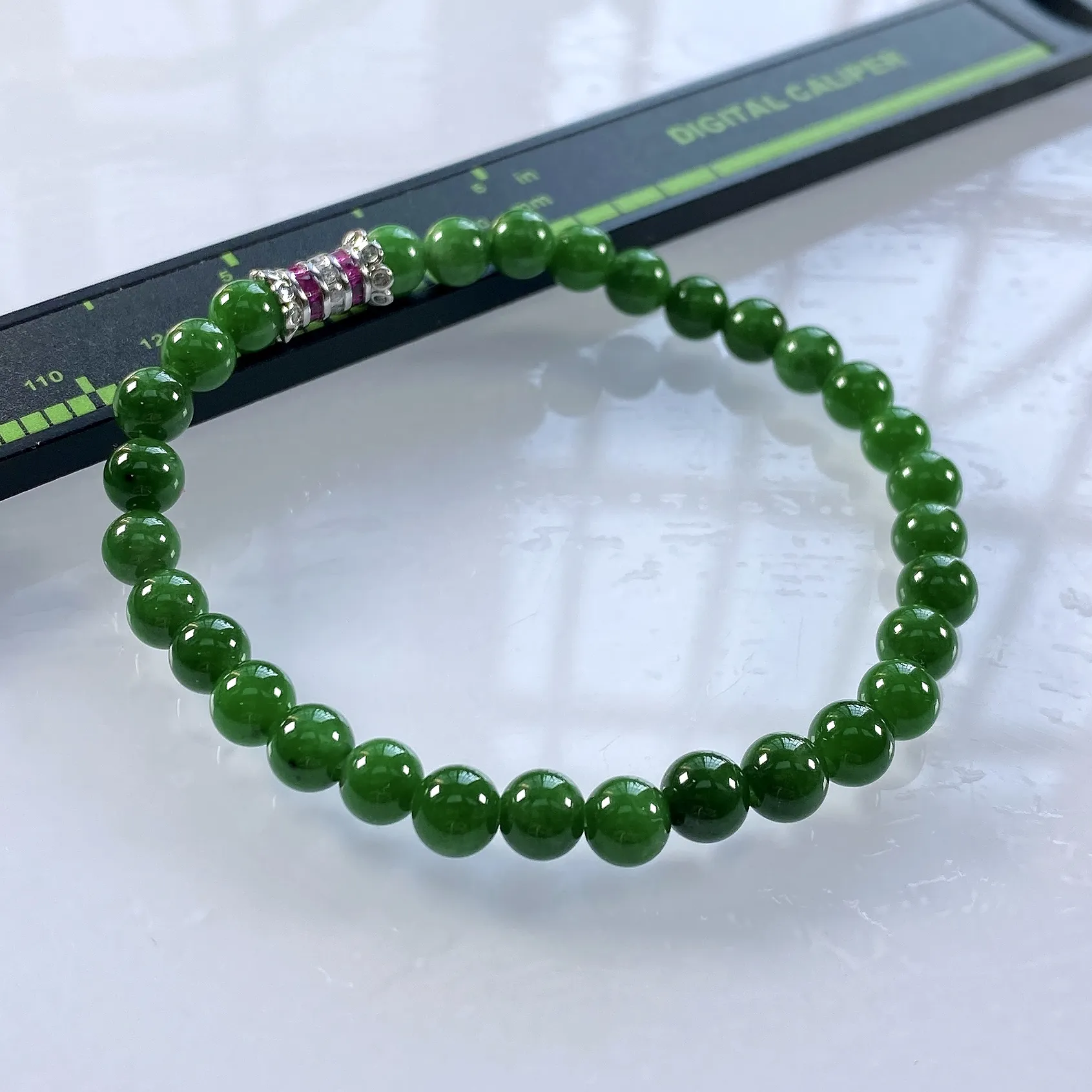 缅甸天然翡翠A货，卡6冰润辣绿圆珠手串手链，尺寸：6mm/31颗，长度182mm，重量：11.20g