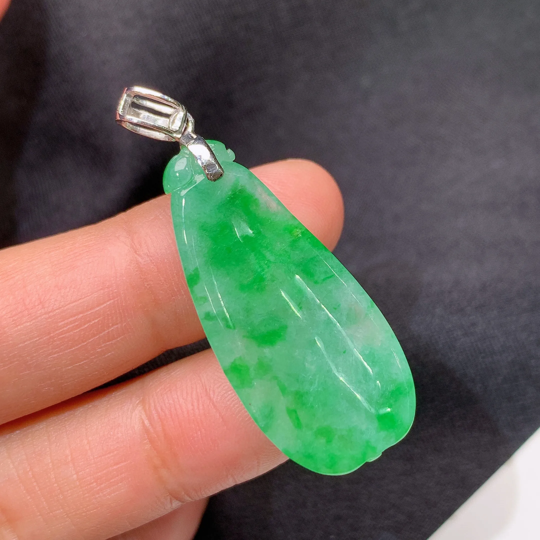 冰阳绿福瓜吊坠，18k金镶嵌，冰润色阳，玉质细腻，种水足，整体尺寸42*15.7*4.6