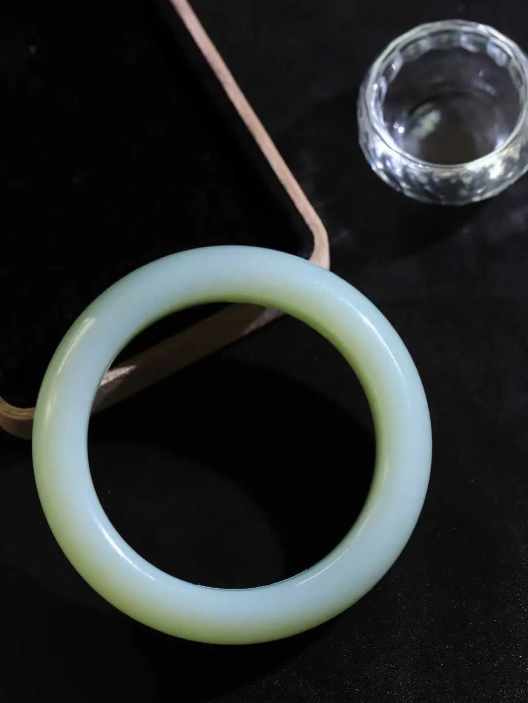 【花样年华·手镯】

精品️和田玉青白玉手镯，质地油润细腻，色泽高贵典雅，镯型古朴典雅。在诗情画意