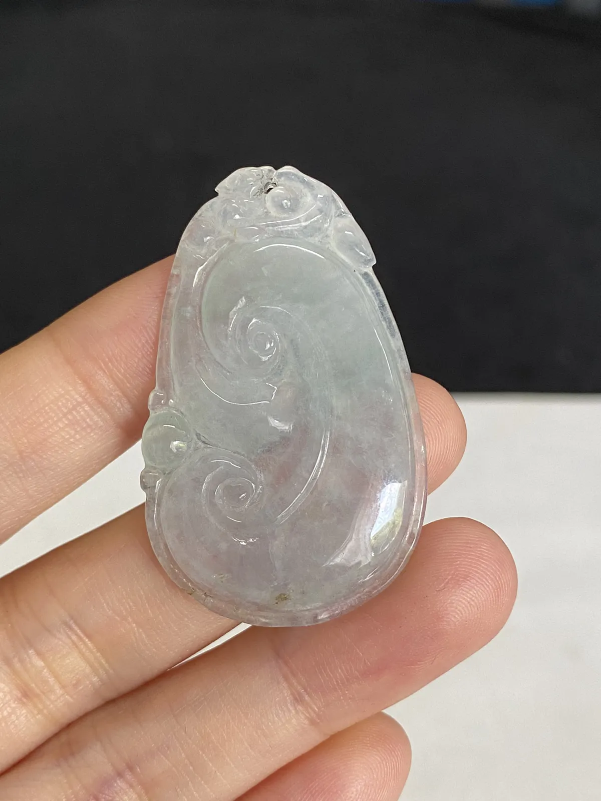 翡翠冰糯种淡绿色如意