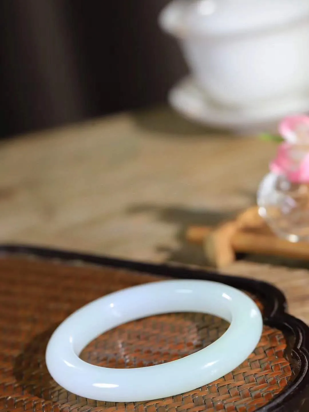 （一见倾心.手镯）

收藏级臻品和田玉白玉双色手镯，玉质温润细腻 油性十足 手感舒适，高华雅逸，线