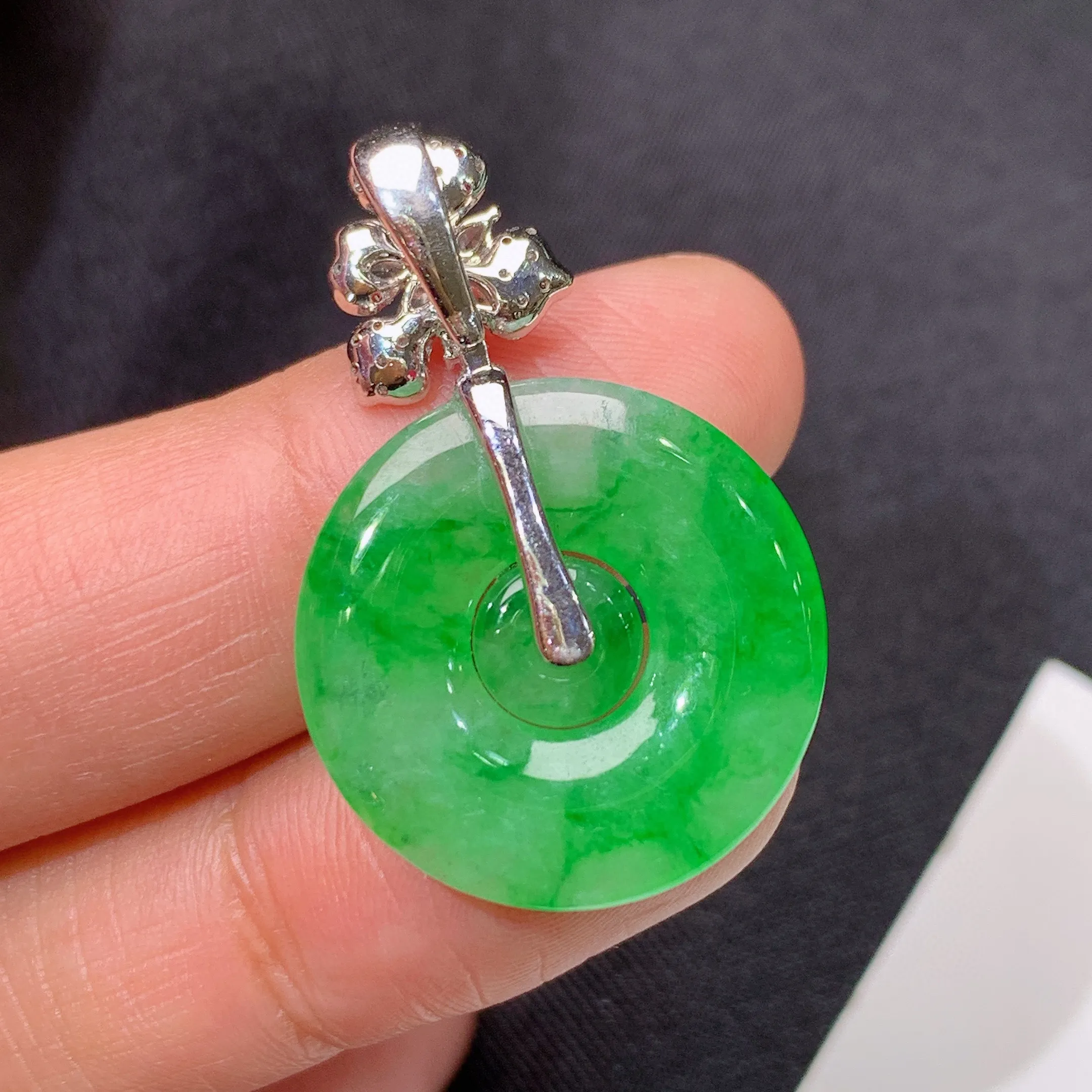 冰飘绿子母扣吊坠，18k金镶嵌，冰润色阳，玉质细腻，种水足，整体尺寸32.7*20.9*3.1
