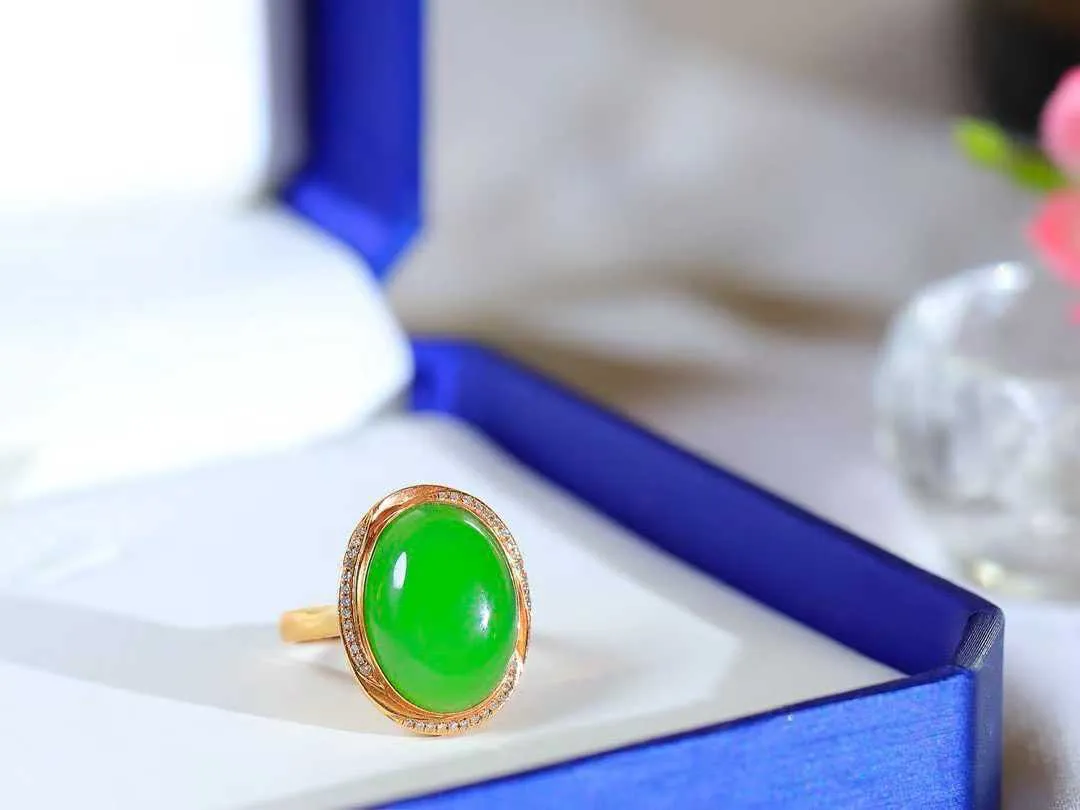 【金镶玉.戒指】

精品和田玉碧玉18k金戒指 玉质细腻温润 油性十足 ，不论时光如何流转变化，这枚