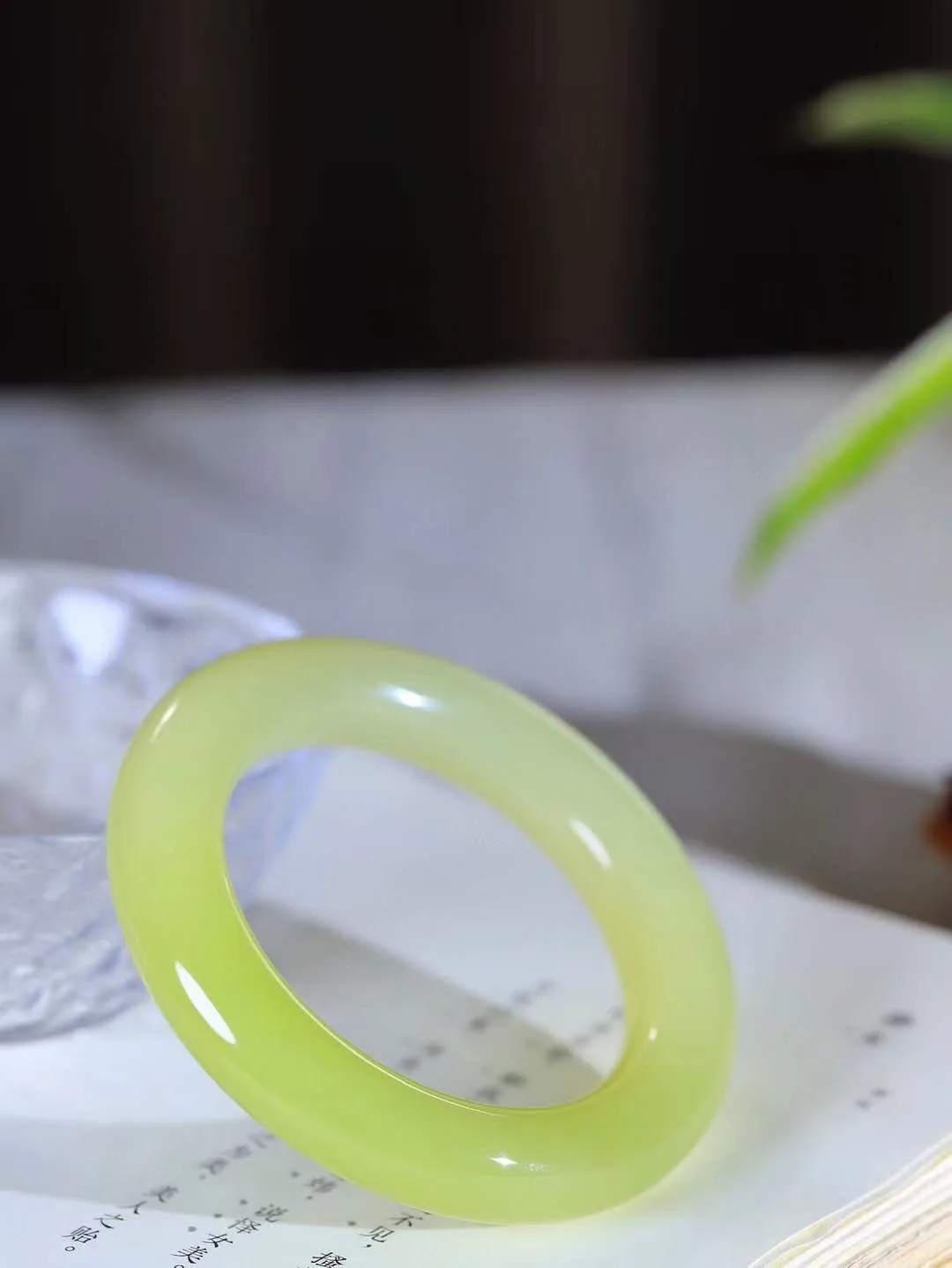 （冬日暖阳.手镯）

精品️和田玉黄口圆条手镯 质地油润，大气雅致，清风明月潺潺，浮浮洗尽铅华随于心，净于念……重77.7克  尺寸52-12.5-12.5mm fDA-991102274