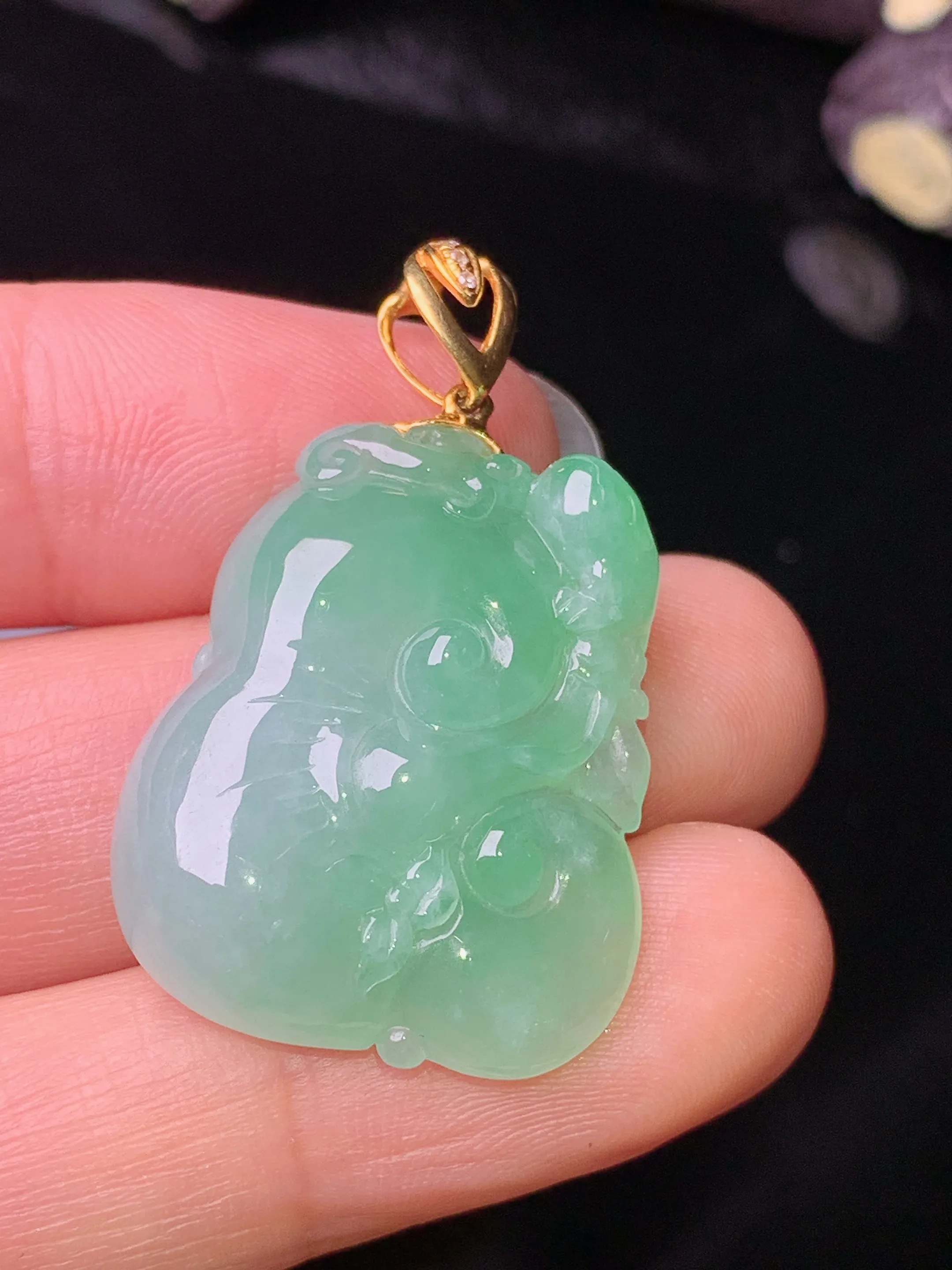 18k金镶嵌浅绿如意吊坠 玉质细腻 色泽清新艳丽 整体尺寸34.8*21.5*6.3