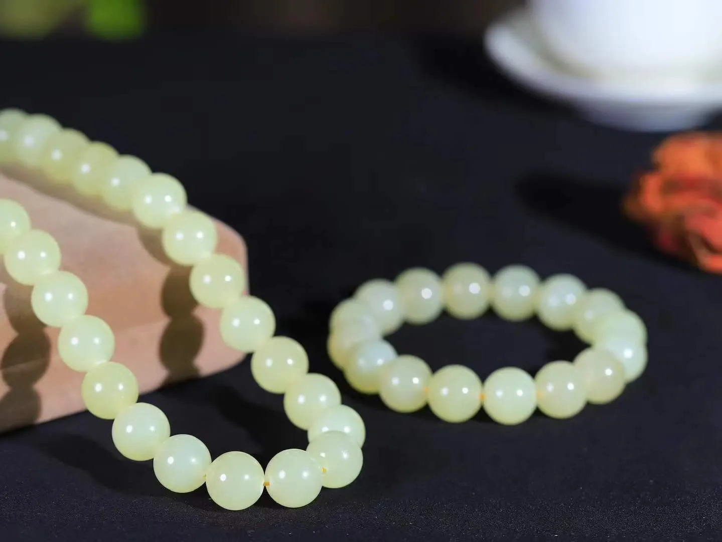 一套【珠圆玉润.套装】

精品和田玉黄口珠圆玉润项链 戒圈玉质细腻油润 饱满光滑 质朴无华，悠远简单，人心境界远，百世修炼深，心灵常驻善意持，觉悟人生百世修。项链重112.2克 尺寸取一12mm   手串重43.7克  尺寸取一12mm  75115220A