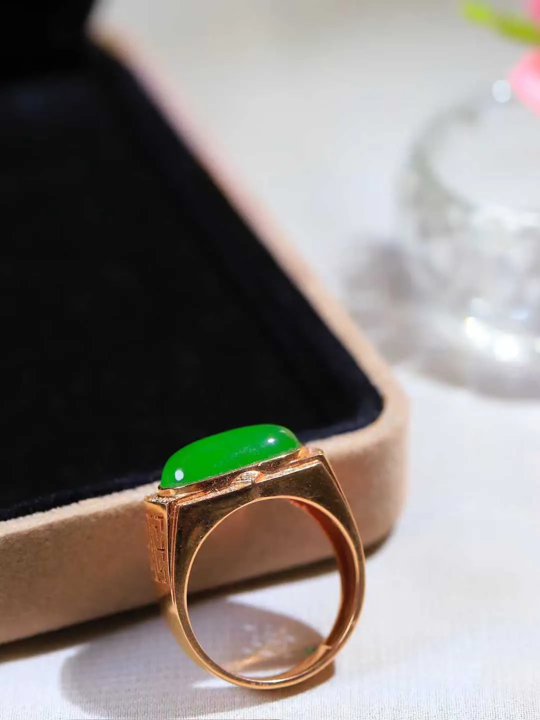 【金镶玉.戒指】

精品和田玉碧玉猫眼18k金戒指 玉质细腻温润 油性十足 ，不论时光如何流转变化，这枚戒指始终闪耀着最初的光芒。精工镶嵌18K金 （保真金 可检测贵金属18K金） 重6.7克 尺寸18.8-16.3-9mm 231121436A