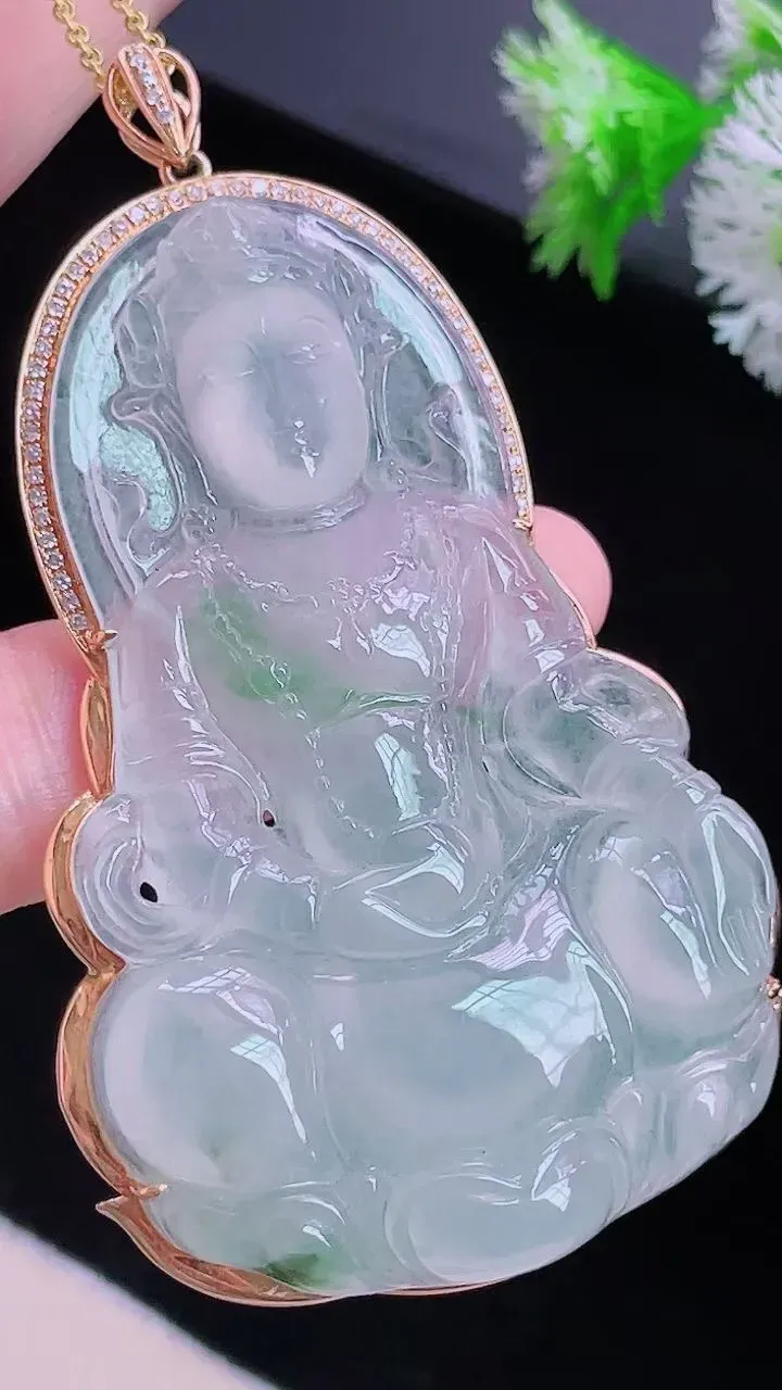 【翡翠名称】老坑种18K金豪镶冰飘花观音挂件
【翡翠尺寸】含金66.4/39/7.9mm mm
【翡翠描述】缅甸天然翡翠A货，种老水足，玉质细腻，色泽靓丽，性价比高，佩戴效果好！
