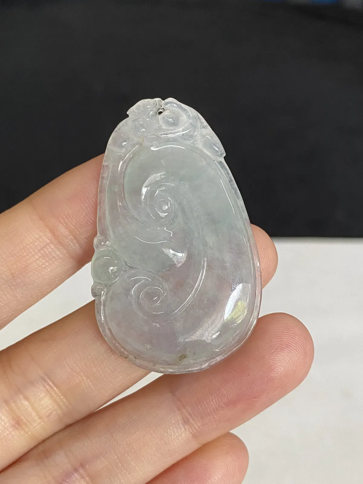 翡翠冰糯种淡绿色如意