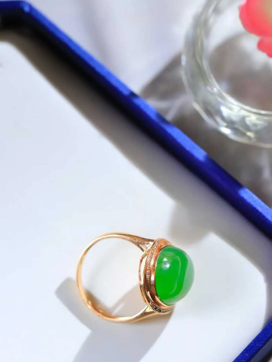 【金镶玉.戒指】

精品和田玉碧玉18k金戒指 玉质细腻温润 油性十足 ，不论时光如何流转变化，这枚戒指始终闪耀着最初的光芒。精工镶嵌18K金 （保真金 可检测贵金属18K金） 重4.5克 尺寸17-16.5-12.8mm 231121436A