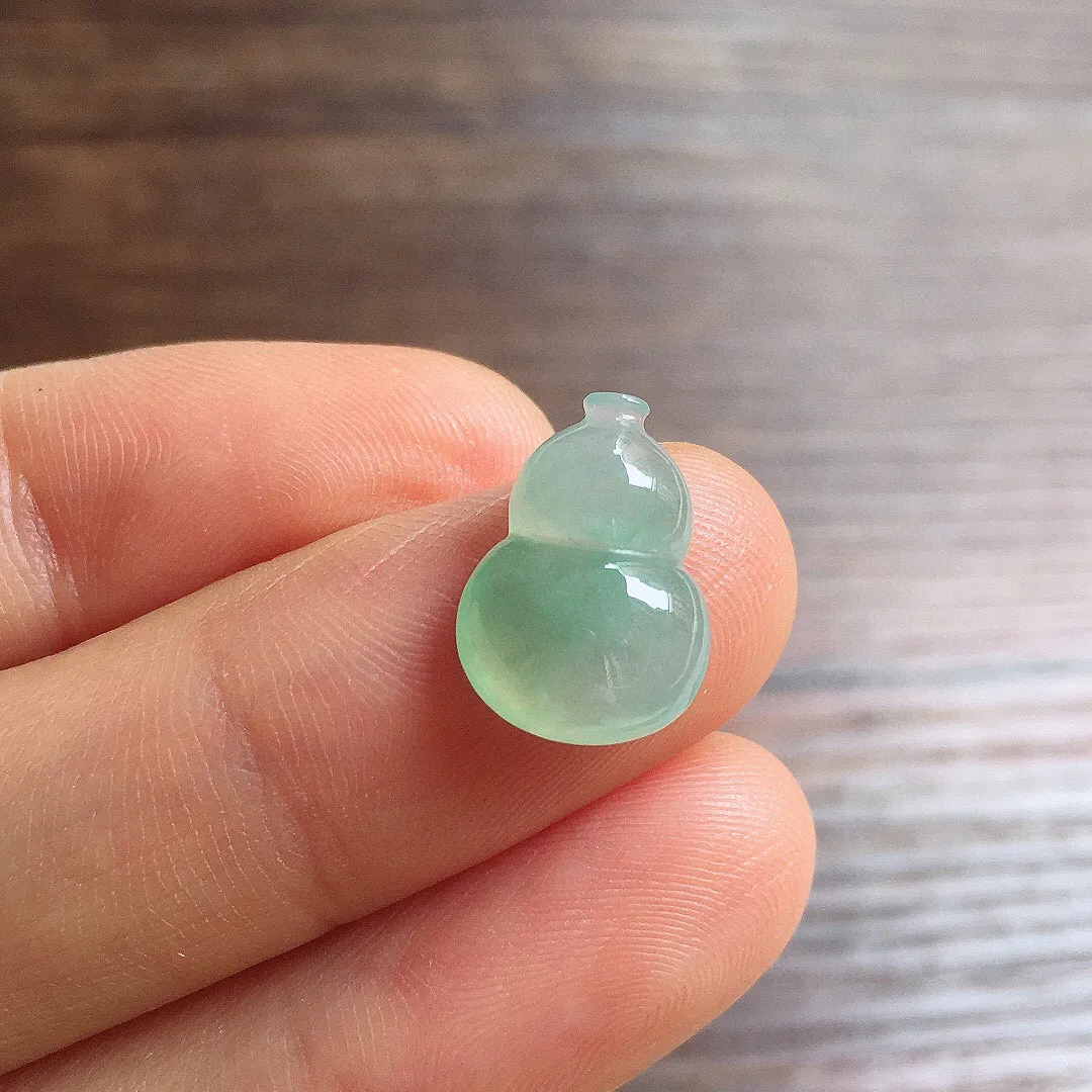 镶嵌款 冰晴底葫芦，冰润饱满，玉质细腻，种水足，整体尺寸14*10.2*4.7