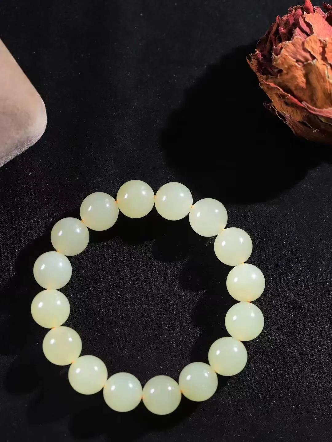 【珠圆玉润.手串】

精品和田玉蜂蜜水珠圆玉润手串 玉质温润细腻  整串打磨圆润，佩戴舒适。珠珠落玉盘，间关莺语花底滑，一生美好时光，无论身在何处，都有它相伴相守。事事顺遂，幸福美满，吉祥如意。重43.7克 尺寸取一12mm FDA-161102213