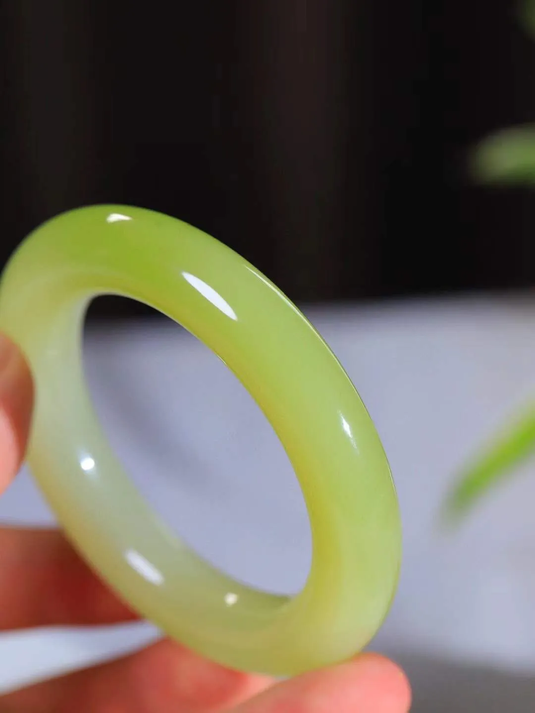 （冬日暖阳.手镯）

精品️和田玉黄口圆条手镯 质地油润，大气雅致，清风明月潺潺，浮浮洗尽铅华随于心，净于念……重77.7克  尺寸52-12.5-12.5mm fDA-991102274