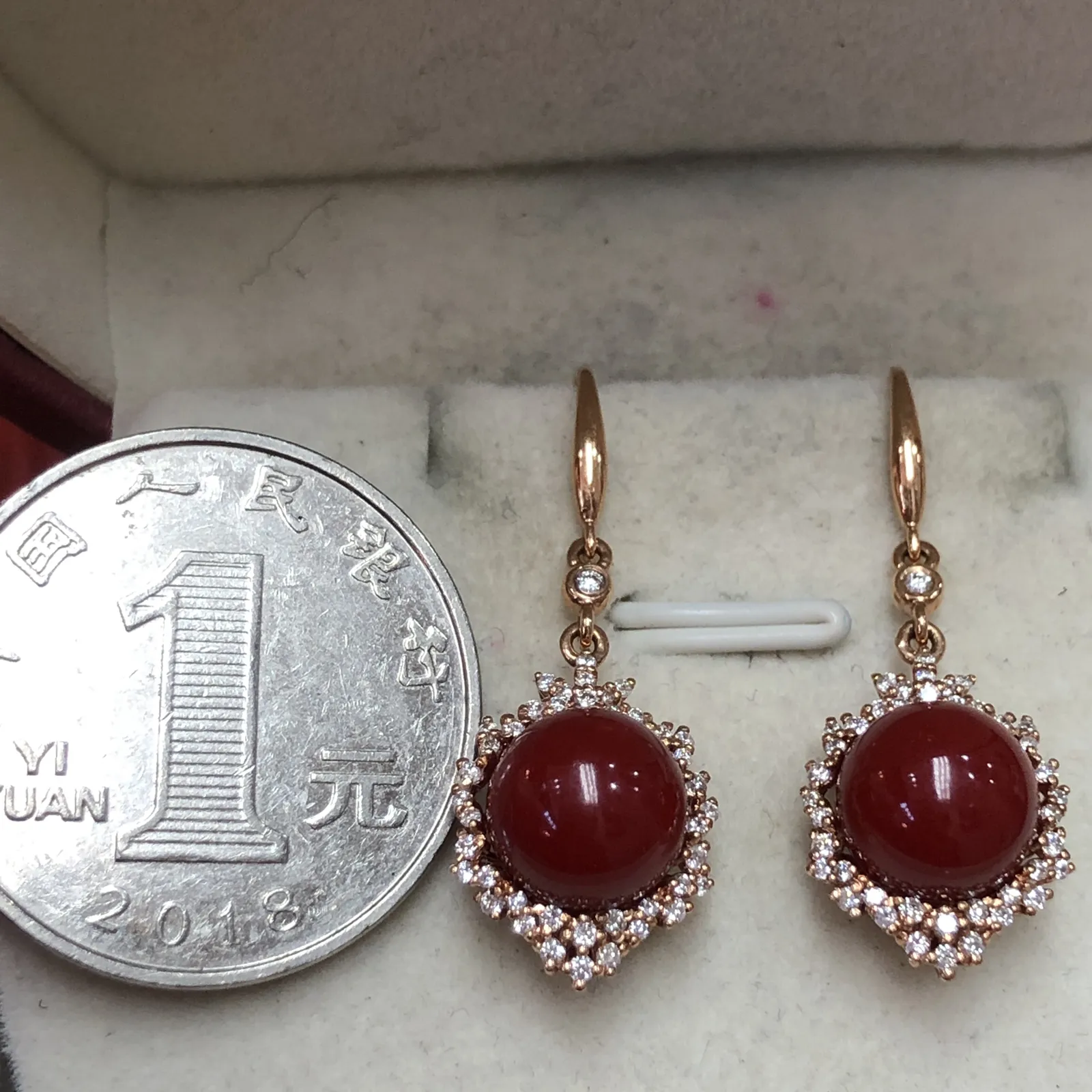 【天然阿卡牛血红珊瑚8.7mm圆珠大钻满钻豪华镶嵌耳坠】可遇不可求！日本深海阿卡材料，天然无添加无优化，牛血红色，裸石尺寸为8.7*8.7*8.7mm，整体尺寸31.2*11.8*10mm，18k金大钻石满钻豪华镶嵌！重量4.71克。高端大气上档次！