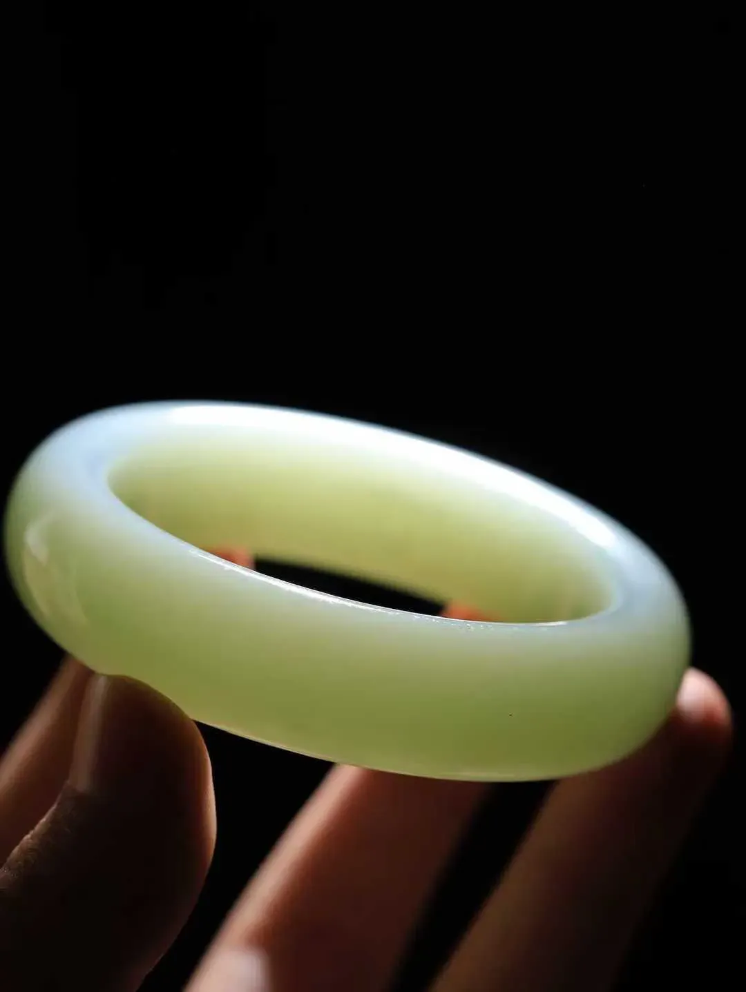 【花样年华·手镯】

精品️和田玉青白玉手镯，质地油润细腻，色泽高贵典雅，镯型古朴典雅。在诗情画意的雨巷相遇，你是我腕间的一抹风情，有你眸有深情，清风荡漾湖间静水，我愿俯身低眉，在烟波涟漪处，寻你深情倩影。重99克  尺寸57.5-17.3-10.9mm   751101454A