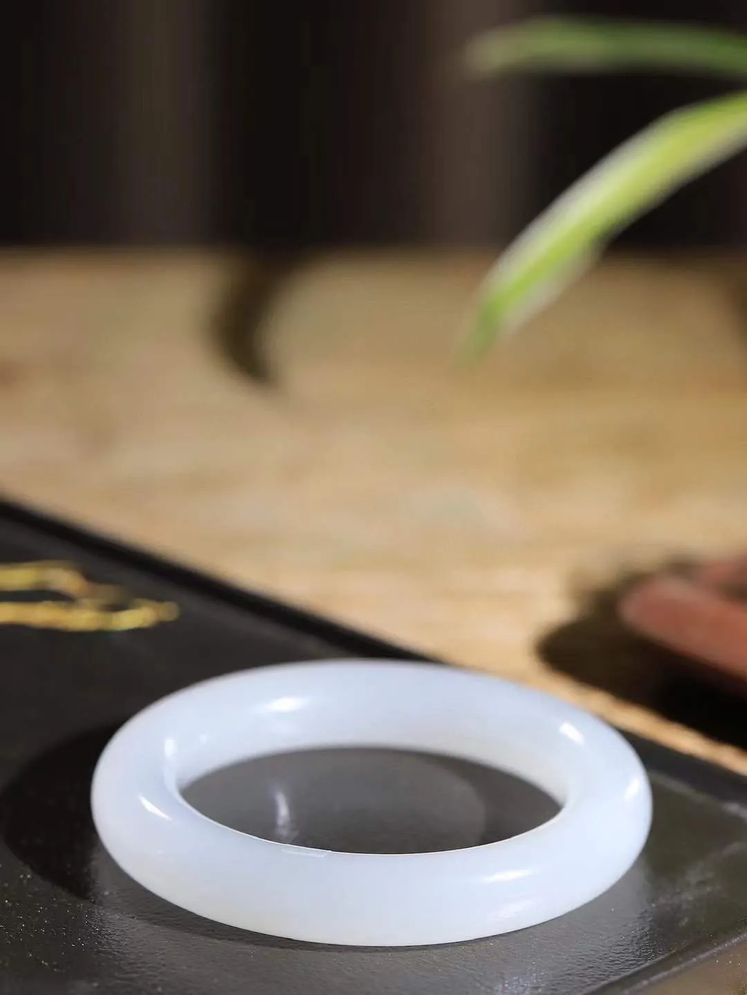 【情有独钟.手镯】

收藏级和田玉冰白圆条手镯 玉质温润细腻 油性十足 手感舒适，高华雅逸，线条流