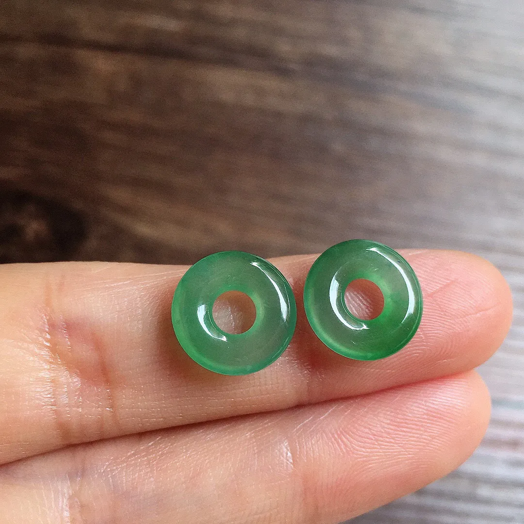 冰晴底甜甜圈一对，镶嵌佳品，冰润细腻，种水足，整体尺寸11.3*2.6