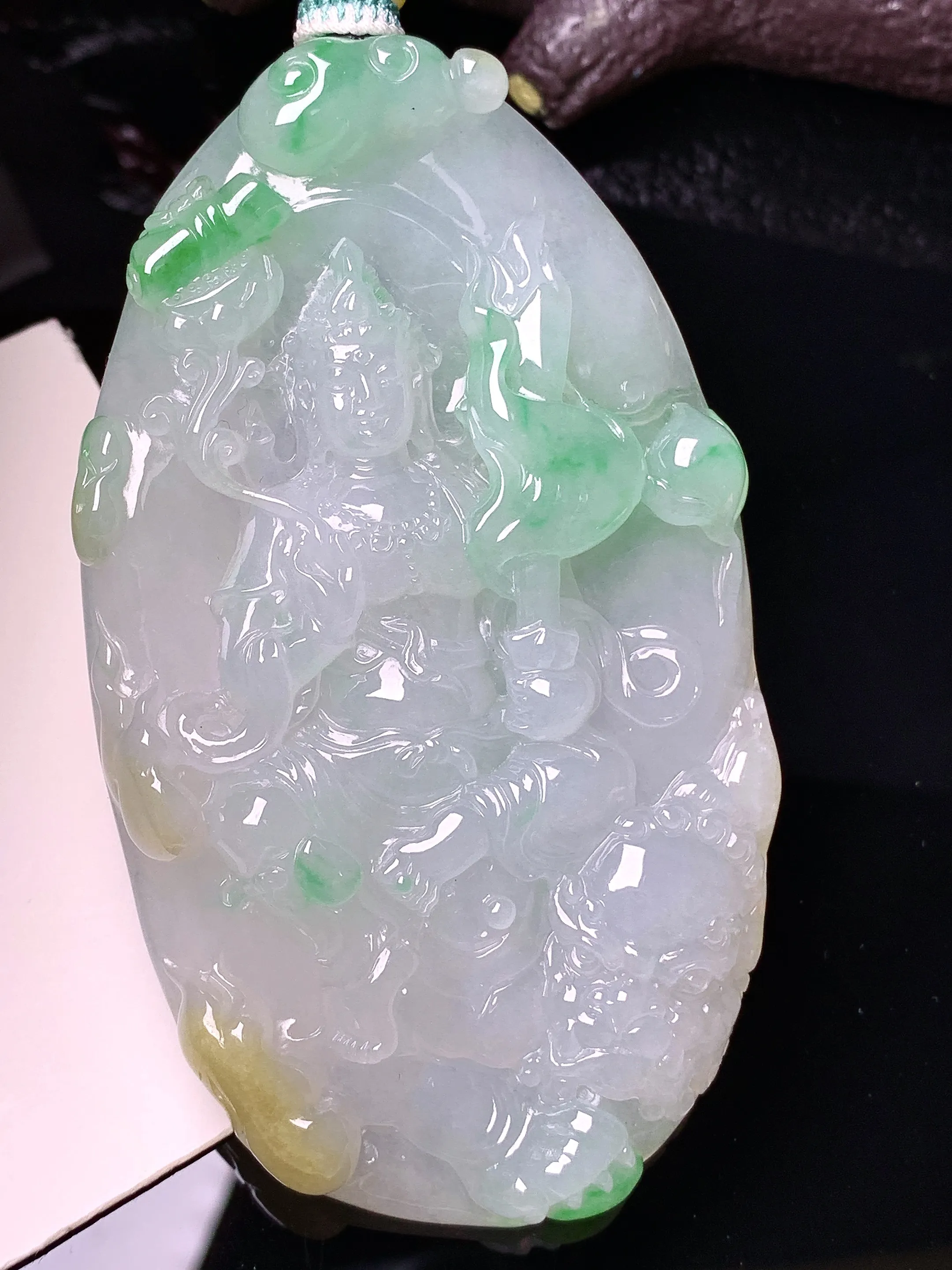 飘绿文殊观音菩萨吊坠 玉质细腻 色泽清新艳丽 整体尺寸81*46.3*8.5