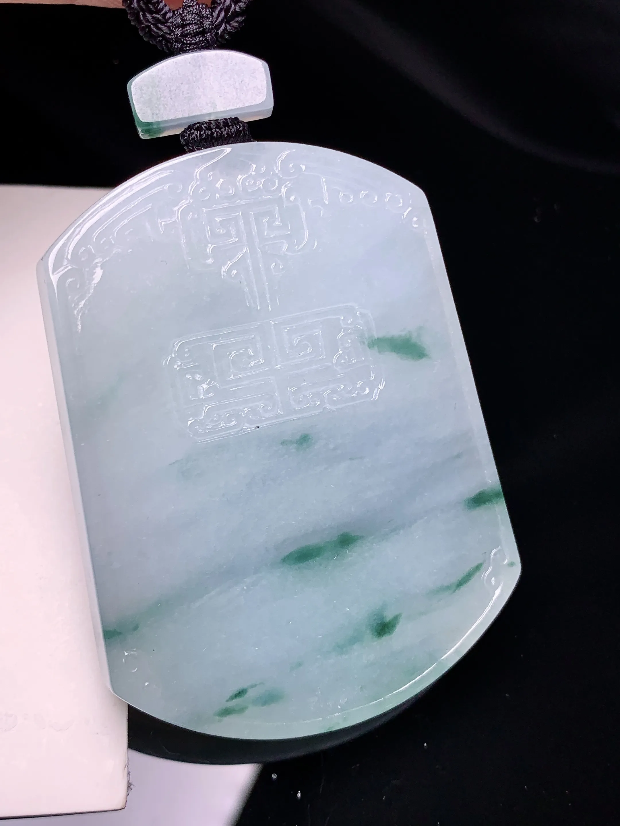 飘绿无事牌吊坠 玉质细腻 色泽清新艳丽 整体尺寸53.2*40.5*6