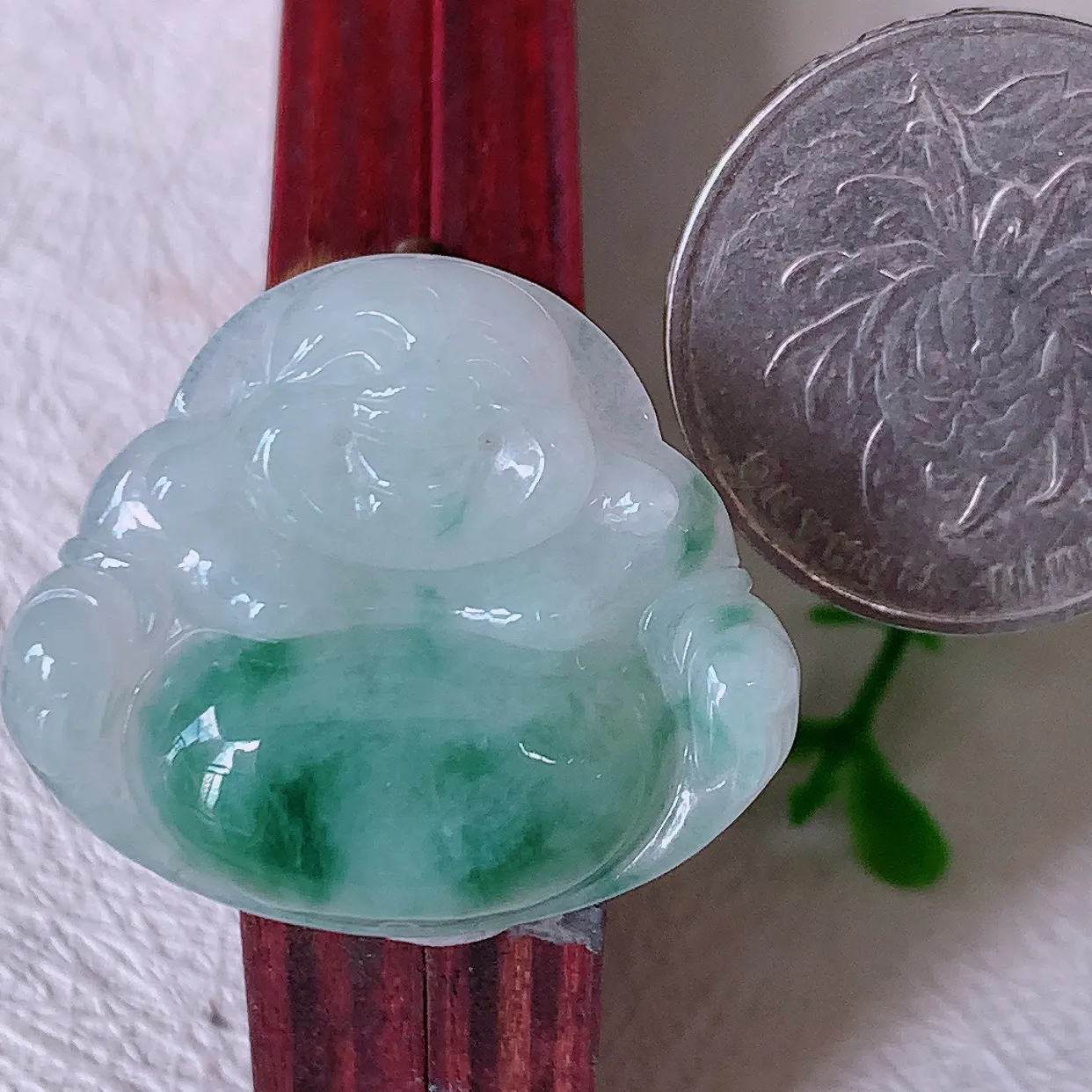 自然光实拍，冰润飘花翡翠佛公吊坠，饱满， 佛公亦保平安，寓意有福（佛公）相伴，配戴优雅迷人！#57.22