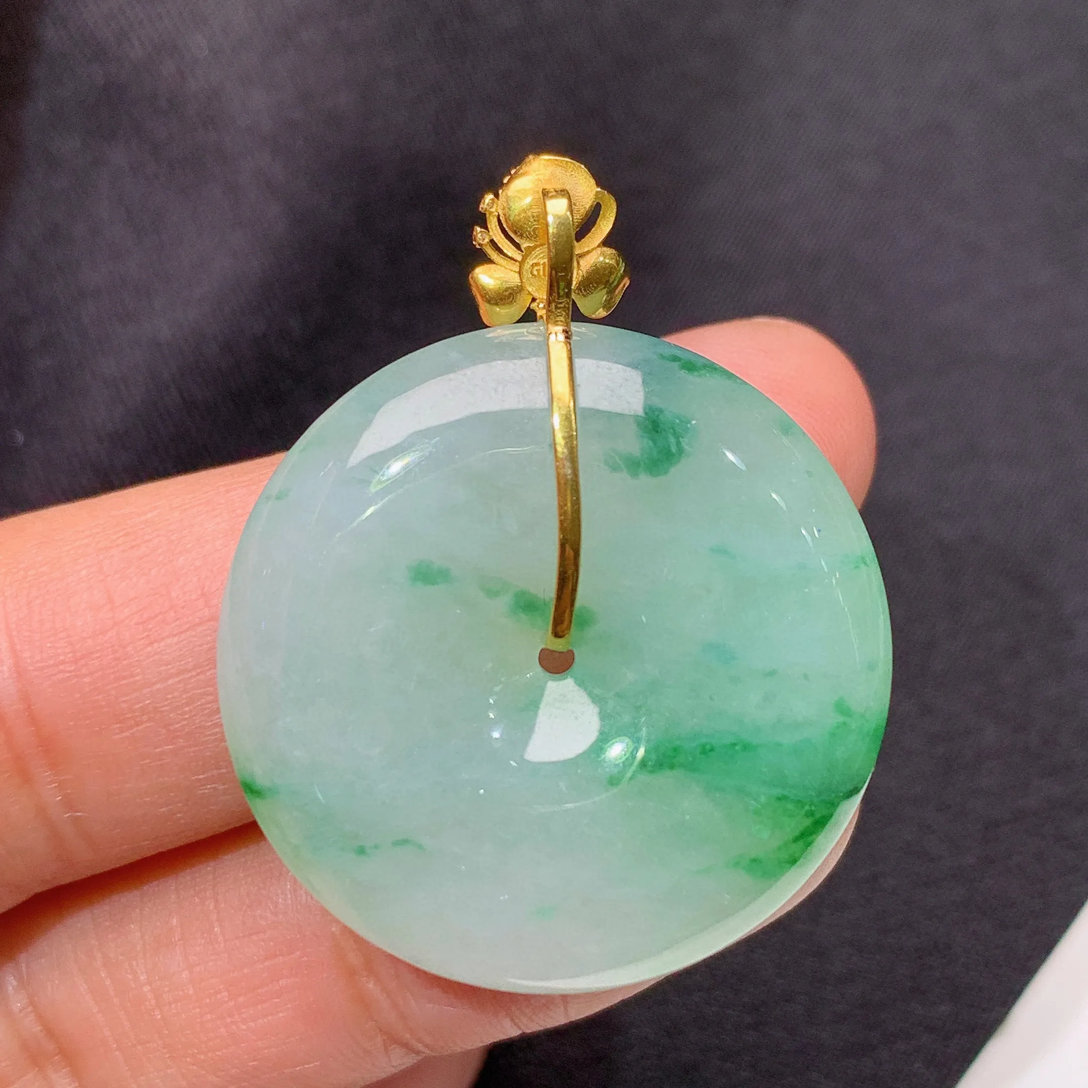 冰飘绿平安扣吊坠，18k金镶嵌，冰润细腻，种水足，整体尺寸35.1*28.2*6.5