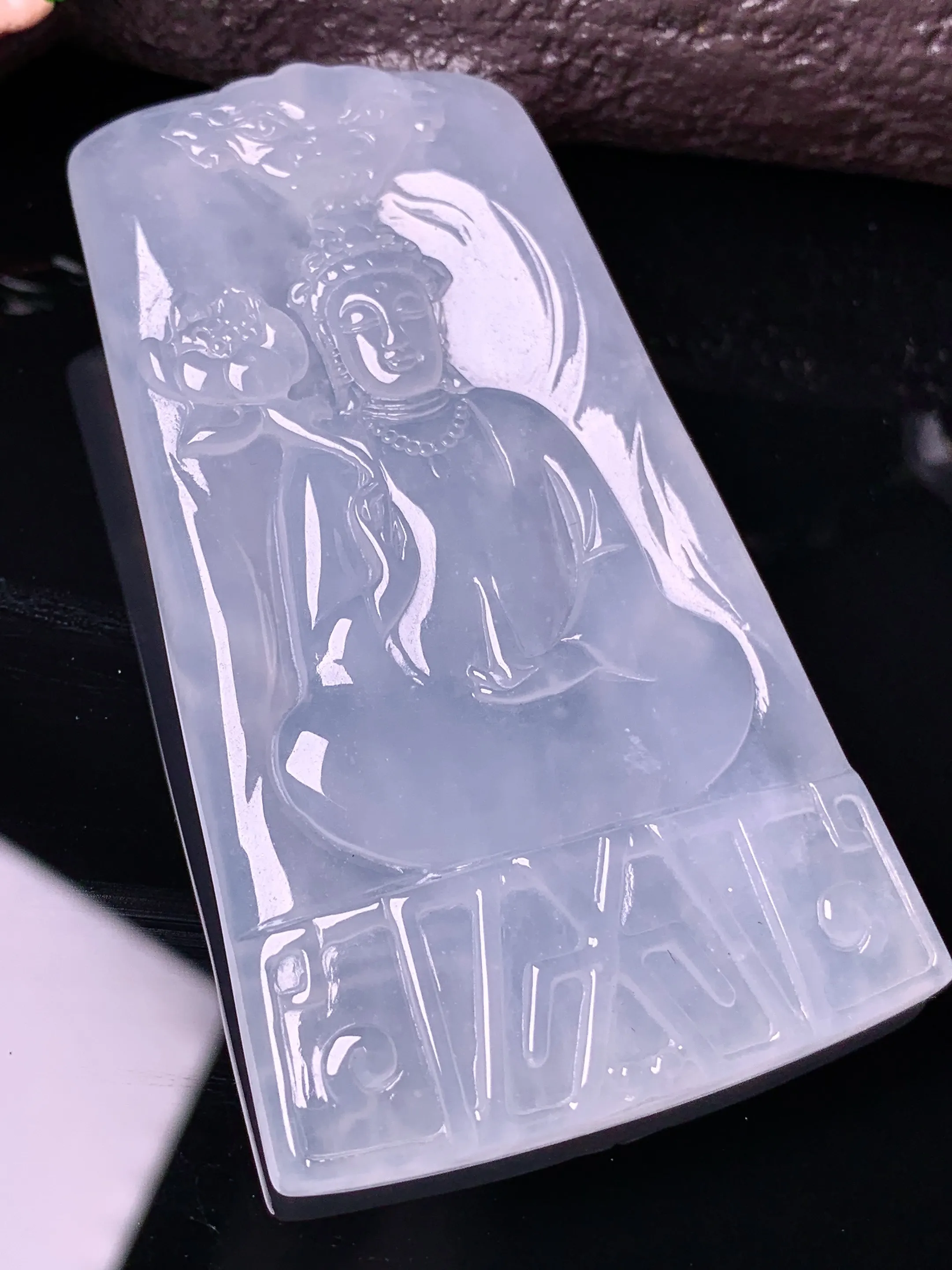 冰种观音菩萨吊坠 玉质细腻 色泽清新艳丽 整体尺寸67.3*40*5.6