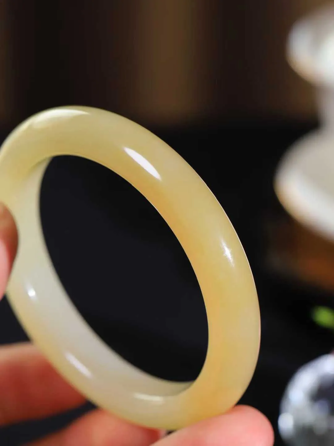 【一见钟情·手镯】

精品和田玉糖白玉手镯。镯型饱满，温润细腻，脂润沁香。️执一卷书，沏一盏茶，着一袭裙，戴一只镯。淡淡浅笺，素心若兰，静赏玉中诗画。悠悠岁月，芊手轻摘，盛满诗样芳华。
重48.3克   内径圈口55mm 尺寸11.1-8.8mm  FDT-721101441