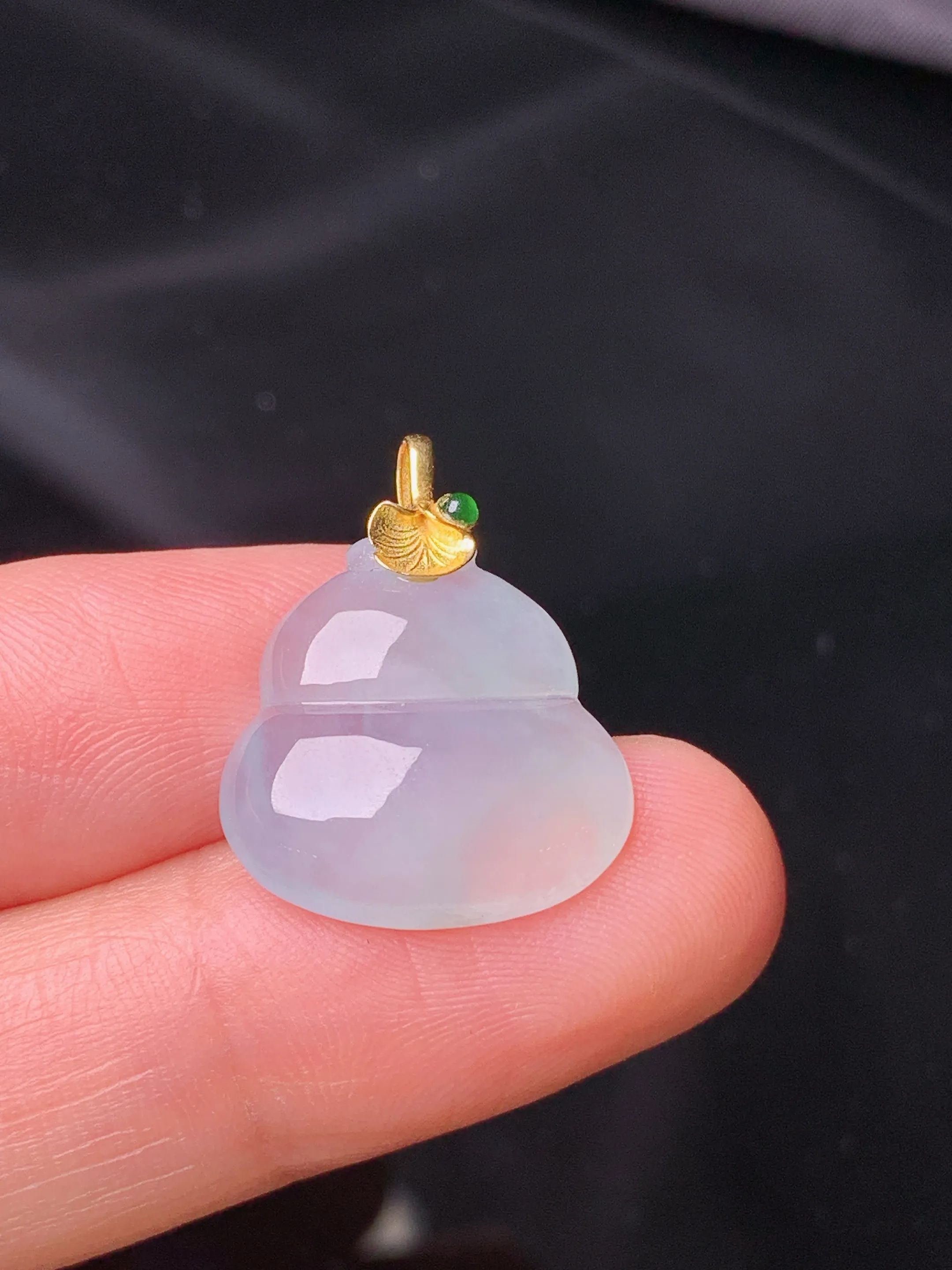 18k金镶嵌冰种葫芦吊坠 玉质细腻 色泽清新艳丽 整体尺寸21*16.8*5