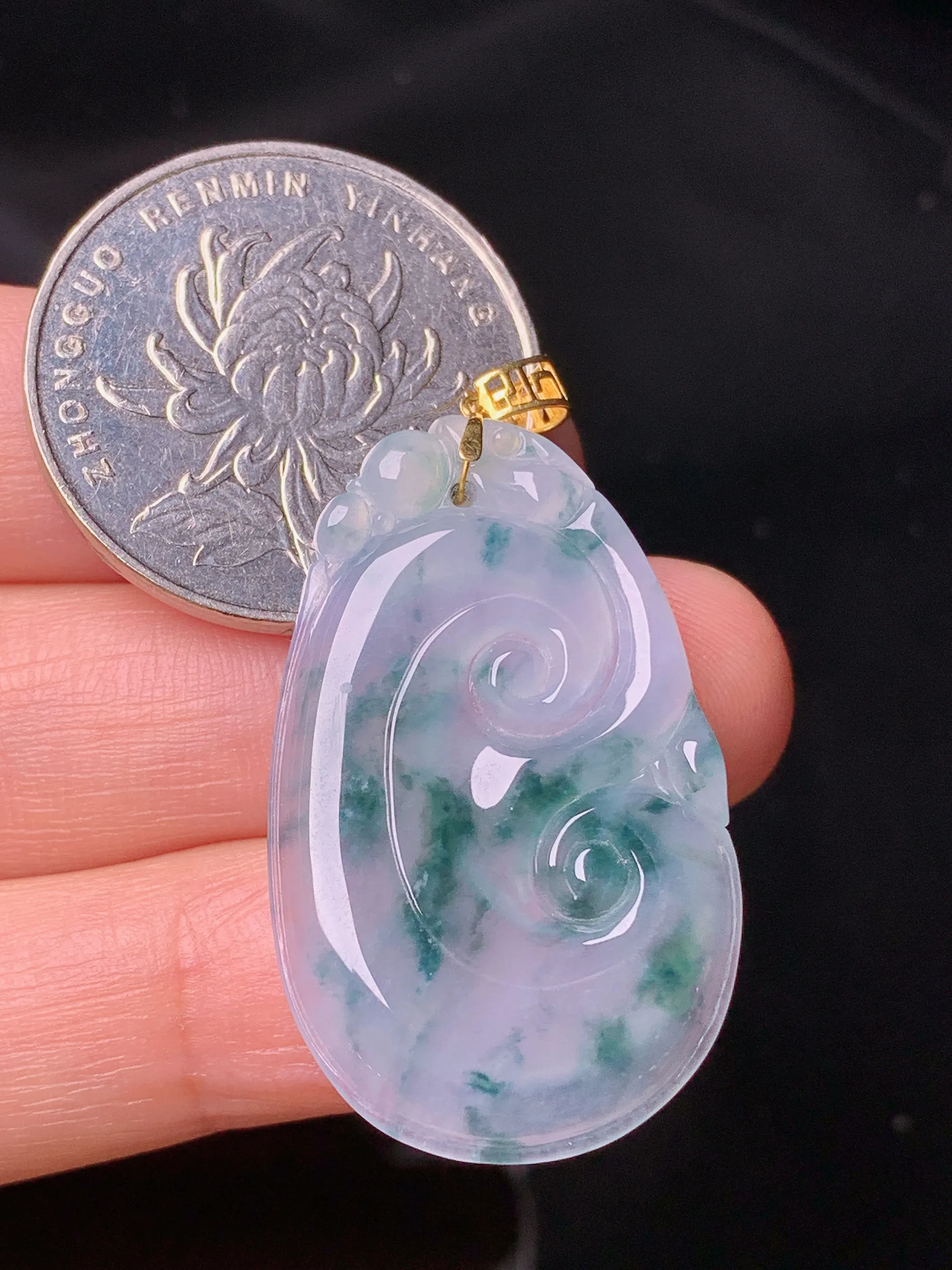 18k金镶嵌飘绿如意吊坠 玉质细腻 色泽清新艳丽 整体尺寸39*21*3.2