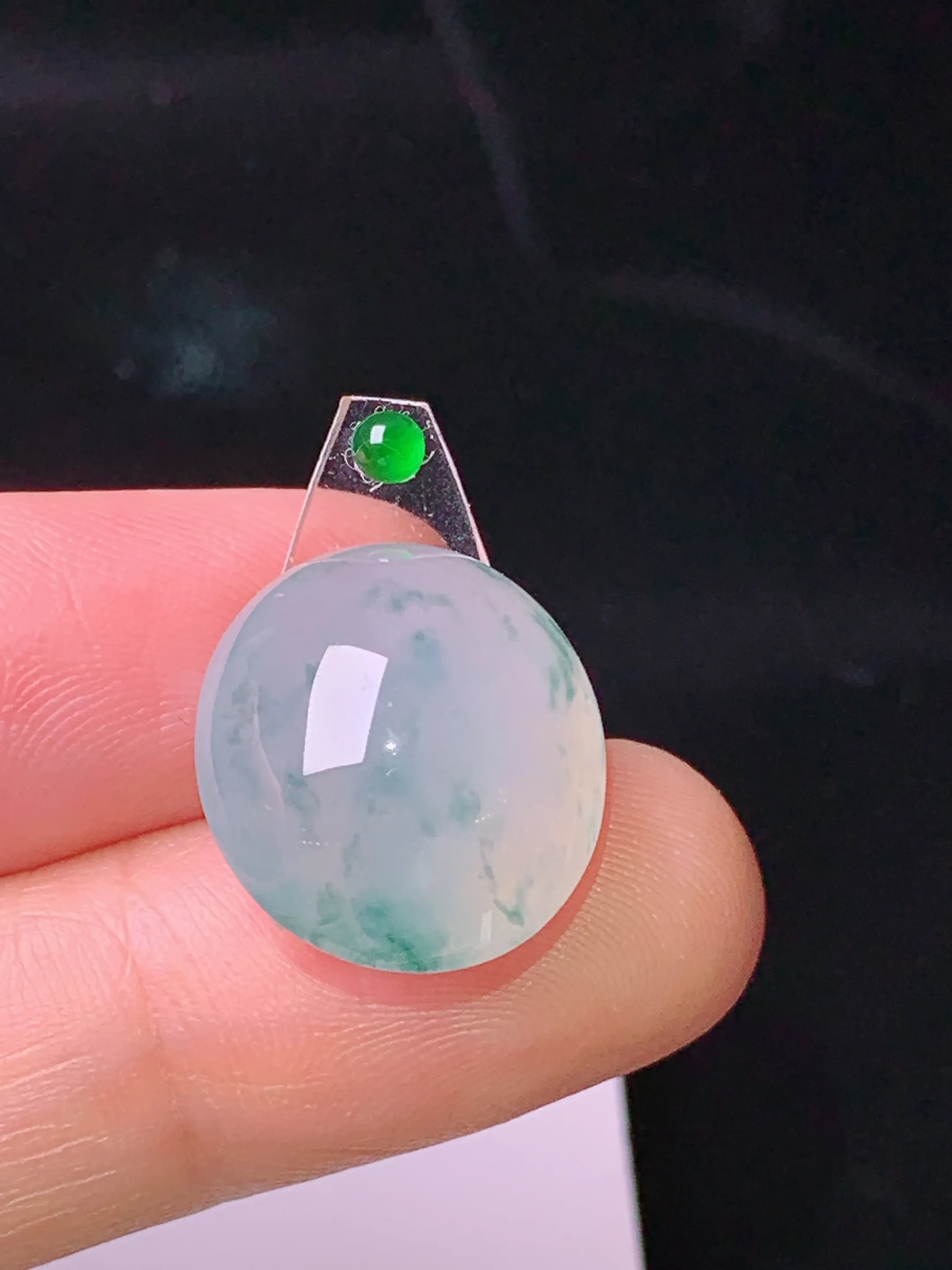 镶嵌款 冰种飘绿蛋面吊坠 玉质细腻 色泽清新艳丽 整体尺寸17.2*15.5*9.6