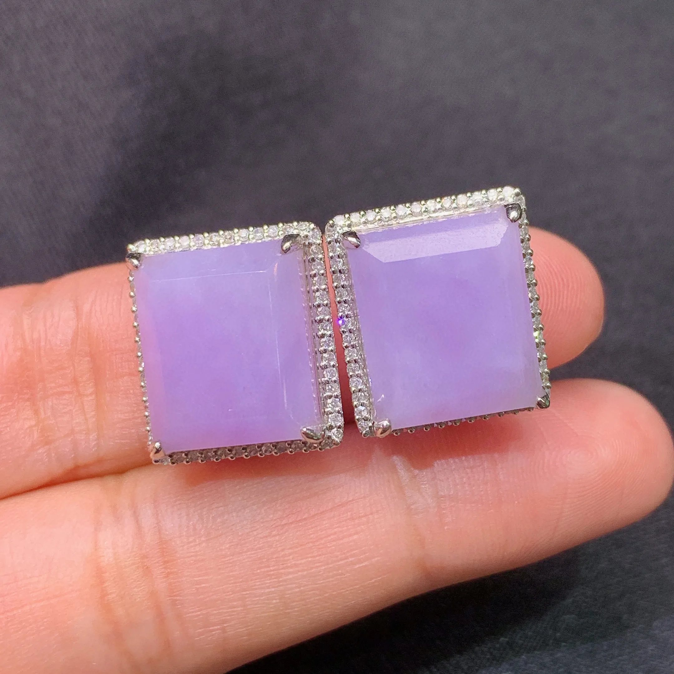 冰紫罗兰马鞍耳扣，18k金镶嵌，温润细腻，颜色鲜艳，裸石尺寸12.9*10.7*3.6