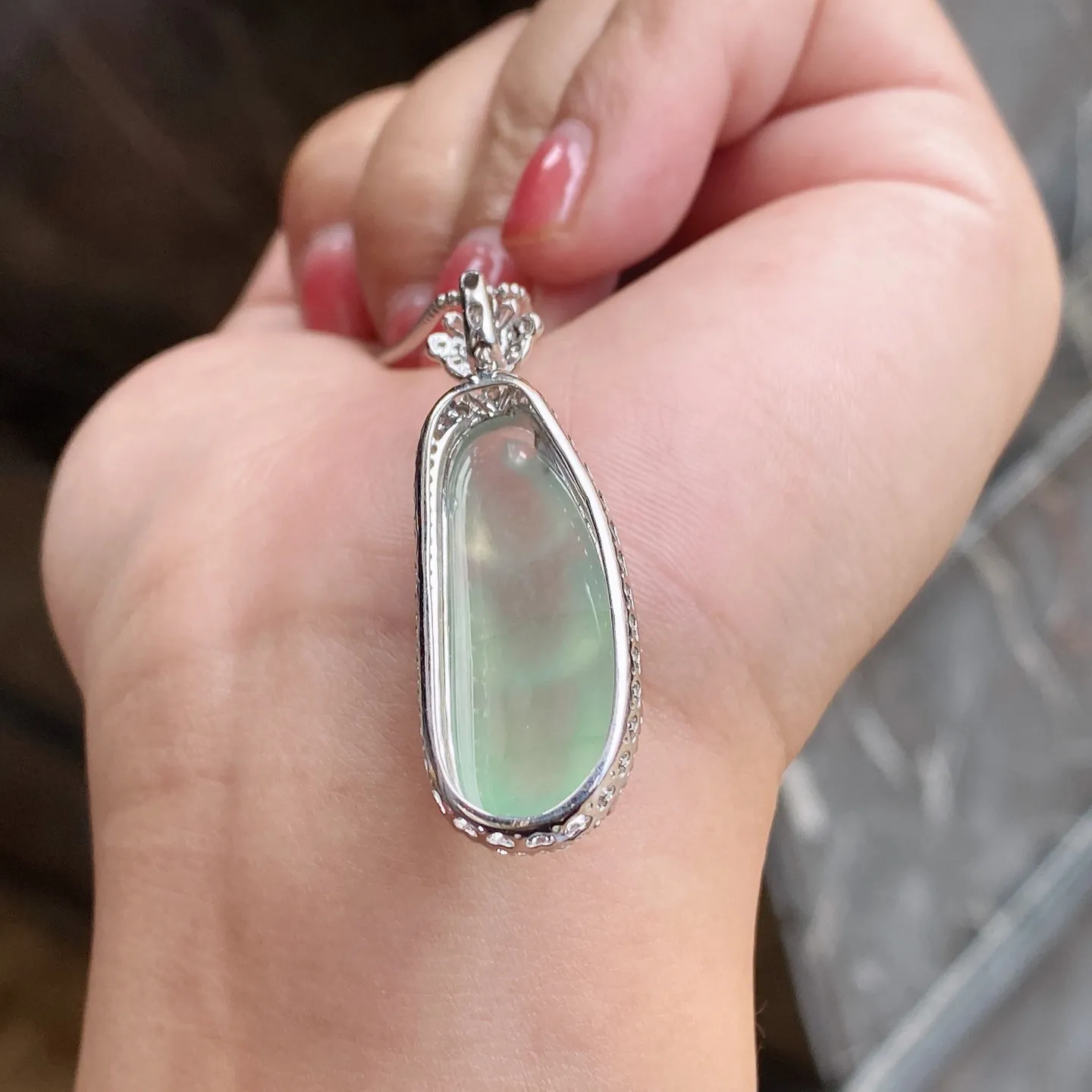 冰种晴绿福豆吊坠 尺寸42.2-13.9-10.4毫米