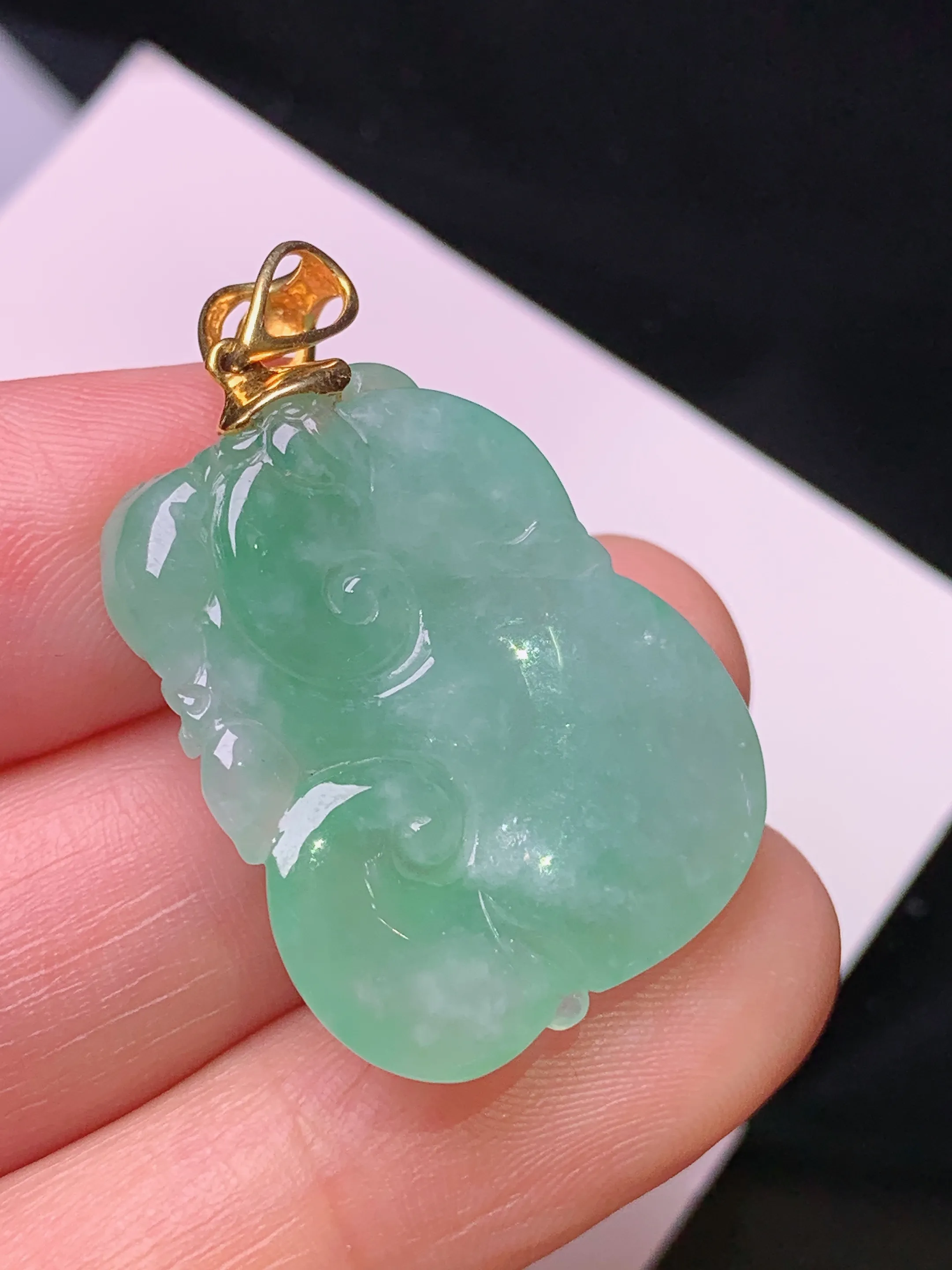 18k金镶嵌浅绿如意吊坠 玉质细腻 色泽清新艳丽 整体尺寸34.8*21.5*6.3