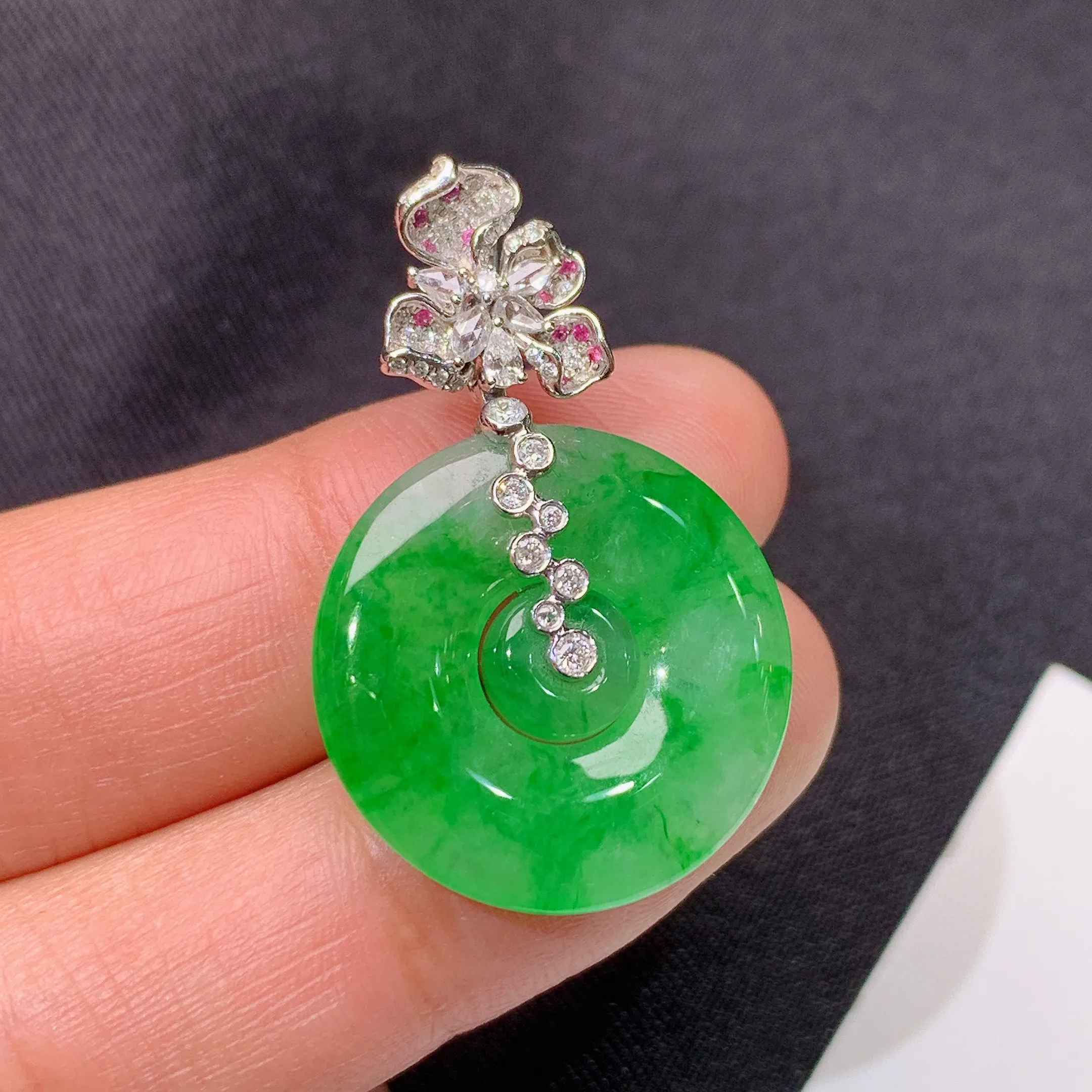 冰飘绿子母扣吊坠，18k金镶嵌，冰润色阳，玉质细腻，种水足，整体尺寸32.7*20.9*3.1