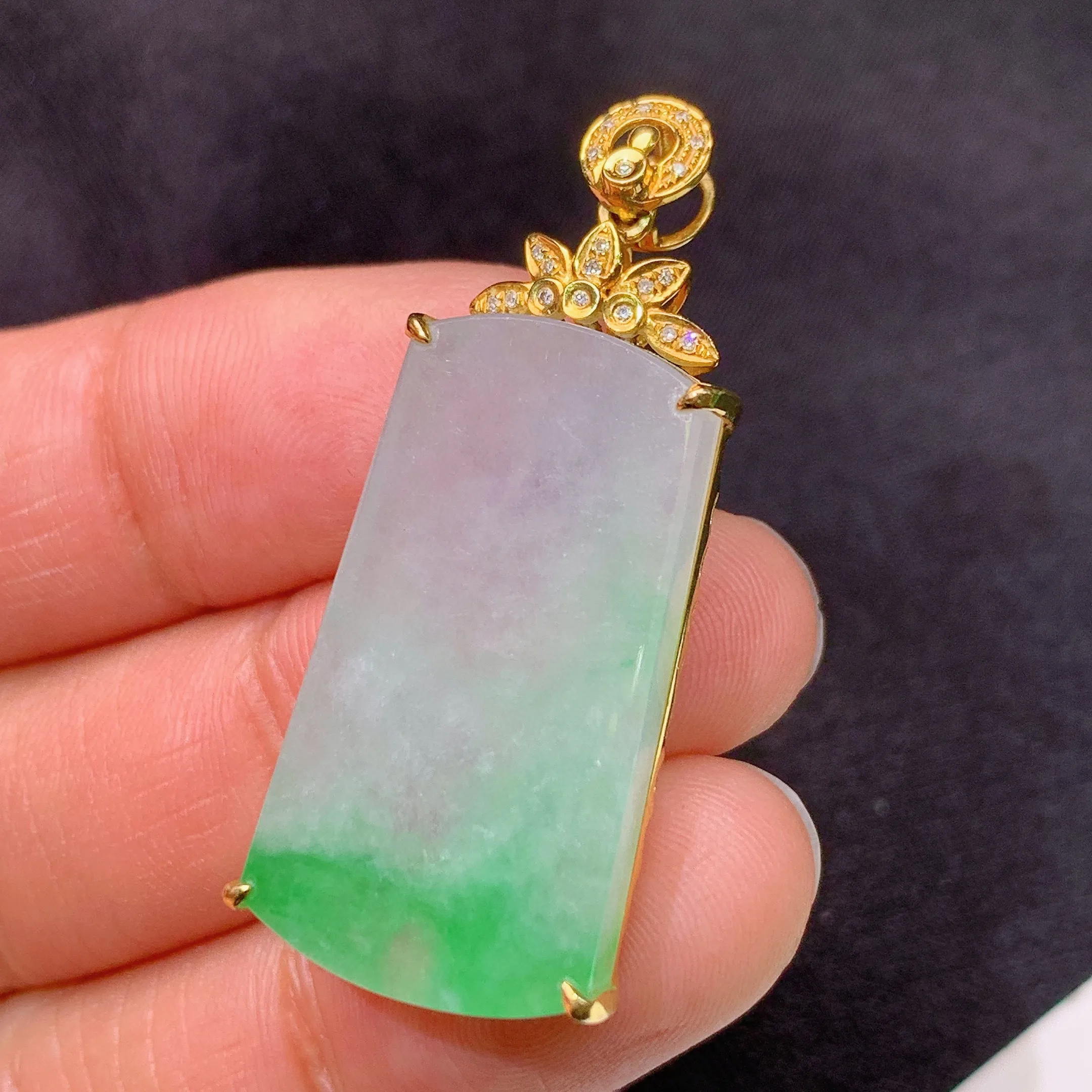 冰飘绿无事牌吊坠，18k金镶嵌，冰润色阳，玉质细腻，种水足，整体尺寸38.7*16.6*5.8