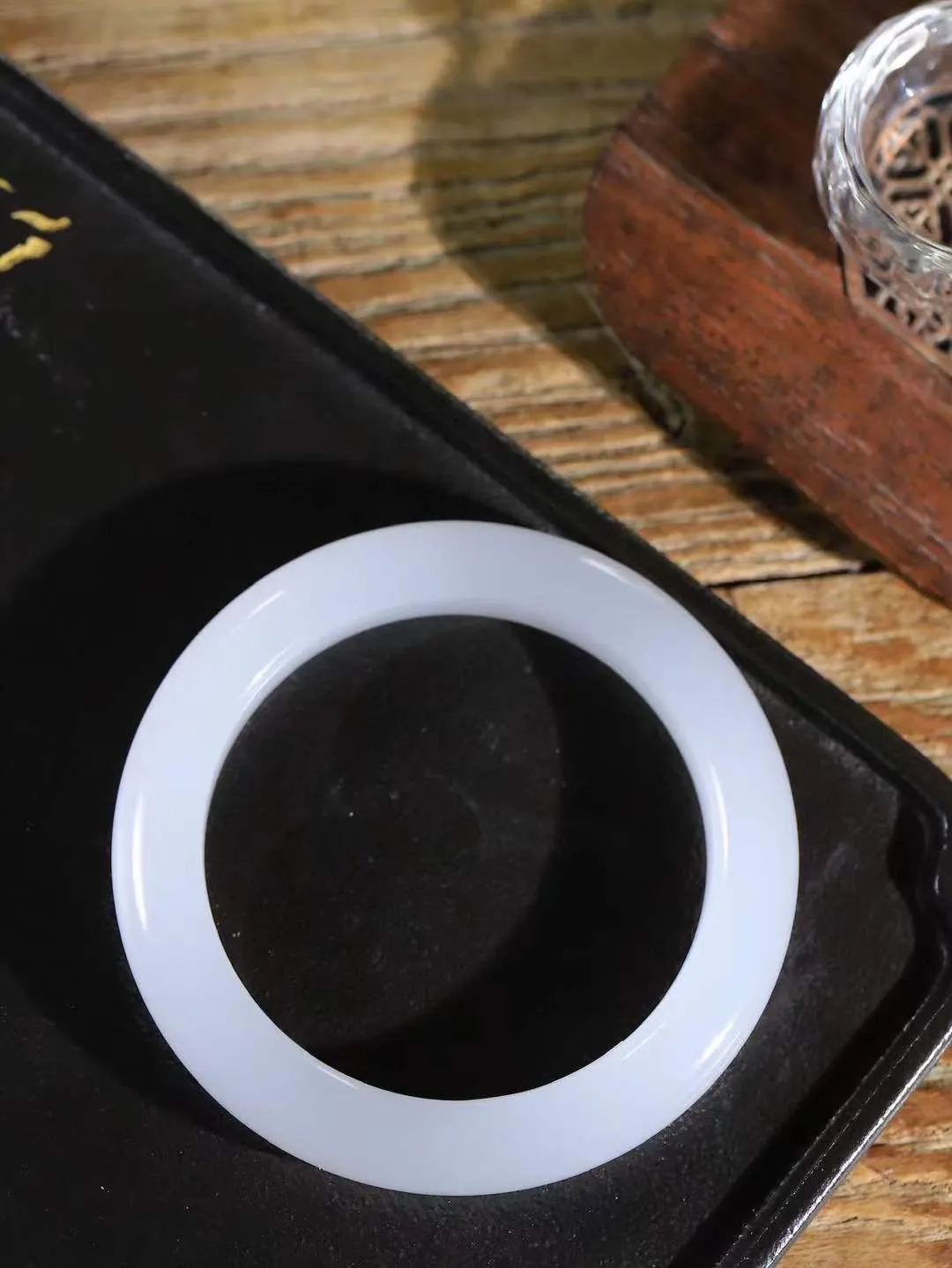 【情有独钟.手镯】

精品和田玉冰白手镯 玉质温润细腻 油性十足 手感舒适，高华雅逸，线条流畅，简约大气，美自天成，素雅高贵。佩戴于腕间，婉约之美，举手投足间透出那低调奢华。重67.2克 内径58mm 尺寸12-10.6mm   FDA-791142251