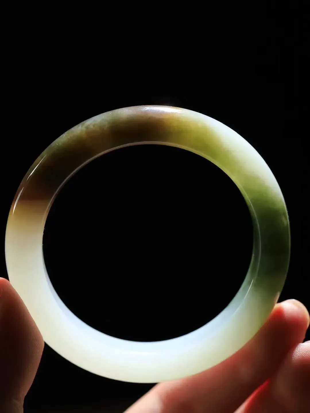 [温润如玉.手镯]

收藏级臻品️和田玉三色手镯。玉质温润细腻 油性十足 手感舒适，高华雅逸，线条流畅，简约大气，美自天成，素雅高贵。佩戴于腕间，婉约之美，举手投足间透出那份低调奢华。重62.7克 内径55.5mm尺寸13.3-9.4mm 781152214A