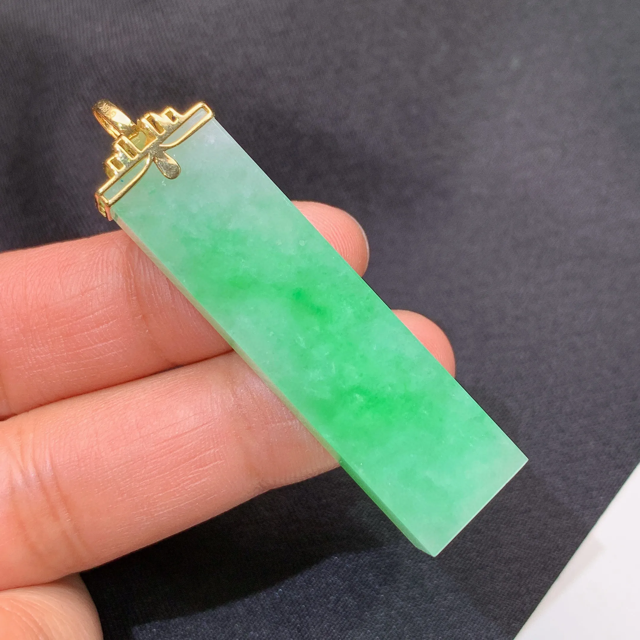 冰飘绿无事牌吊坠，18k金镶嵌，冰润色阳，玉质细腻，种水足，整体尺寸52*12.5*7