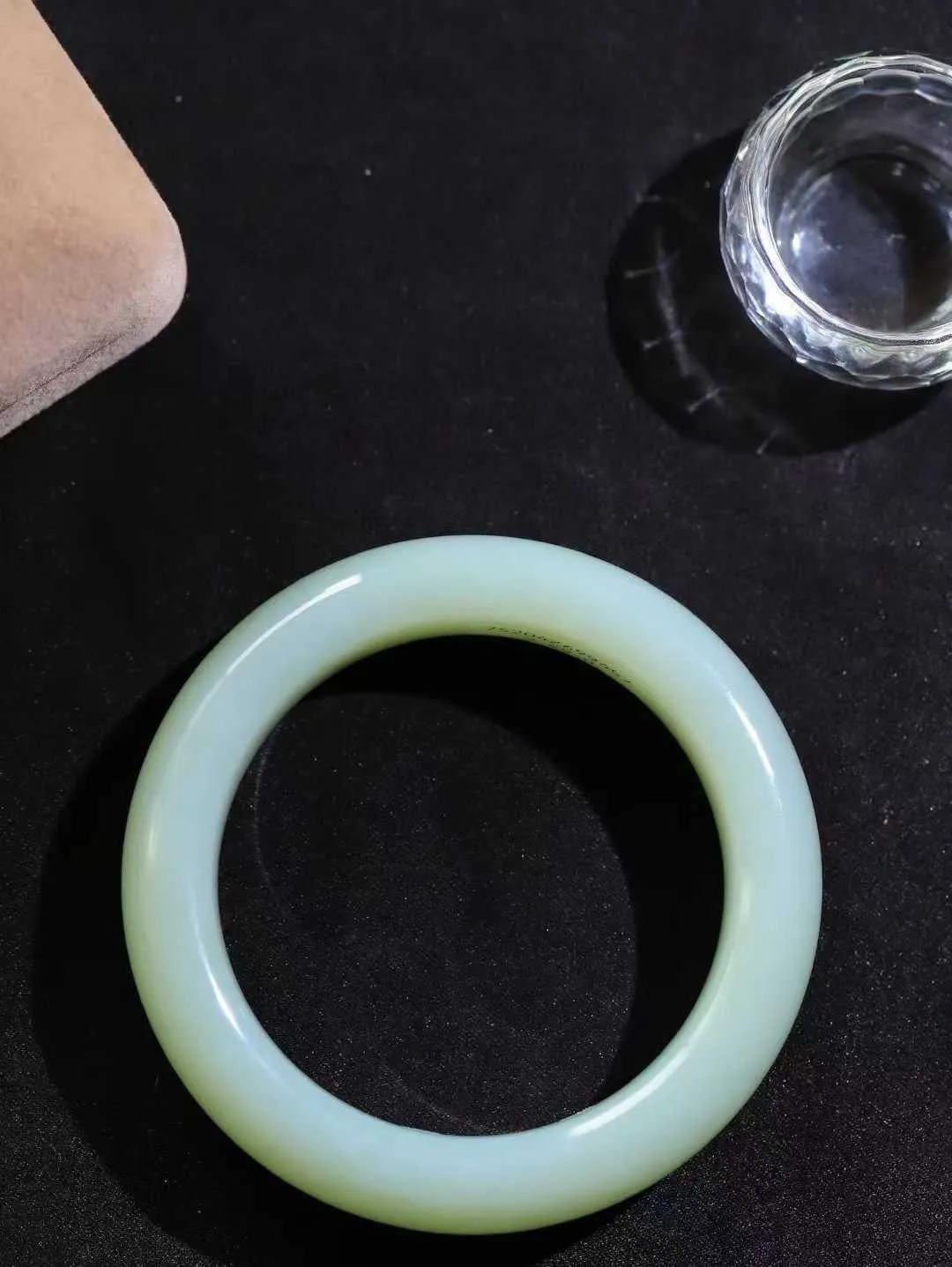 【花样年华·手镯】

精品️和田玉青白玉手镯，质地油润细腻，色泽高贵典雅，镯型古朴典雅。在诗情画意的雨巷相遇，你是我腕间的一抹风情，有你眸有深情，清风荡漾湖间静水，我愿俯身低眉，在烟波涟漪处，寻你深情倩影。重99克  尺寸57.5-17.3-10.9mm   751101454A