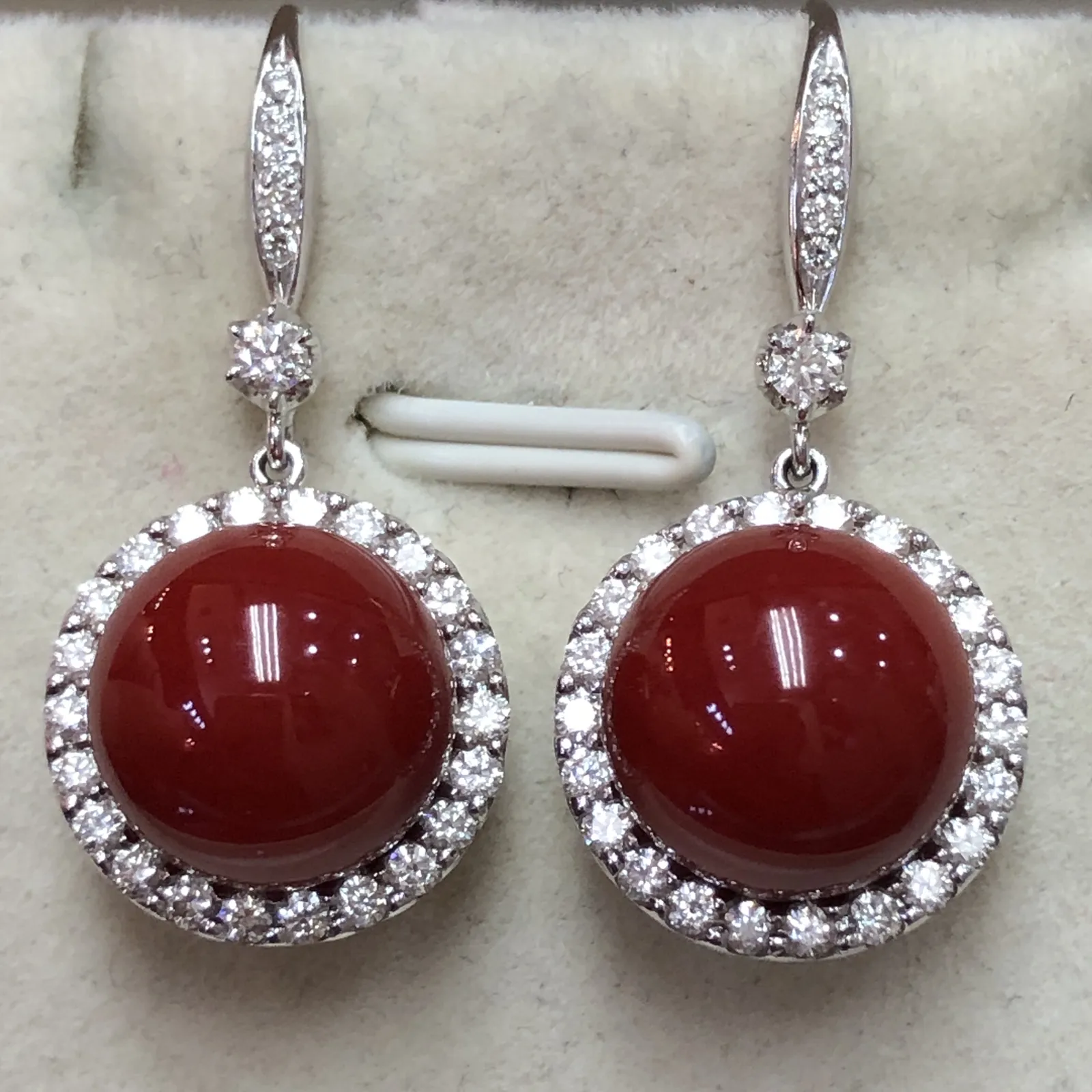 【天然阿卡牛血红珊瑚10.5mm圆珠大钻满钻豪华镶嵌耳坠】可遇不可求！日本深海阿卡材料，天然无添加无优化，牛血红色，圆珠裸石尺寸为10.5*10.5*10.5mm，整体尺寸27.6*13.5*11.5mm，18k金大钻石满钻豪华镶嵌！重量7.75克。高端大气上档次！