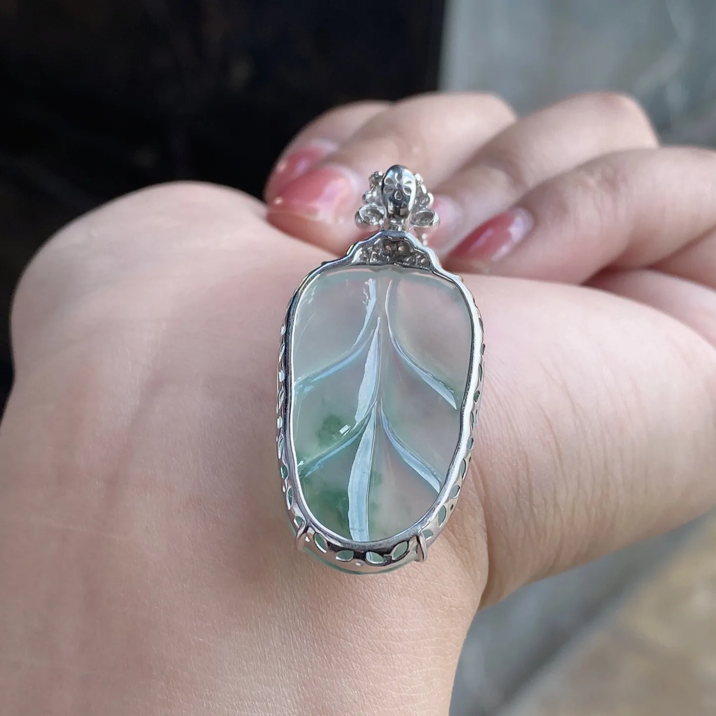 冰种飘花叶子吊坠 尺寸42.3-18.8-6.4毫米