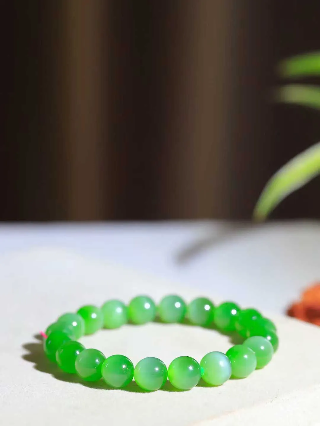 （猫眼手串）

收藏级和田玉碧玉猫眼圆珠手串 质地温润灵动 猫眼儿般的光中，有波光潋滟，也有梦幻清