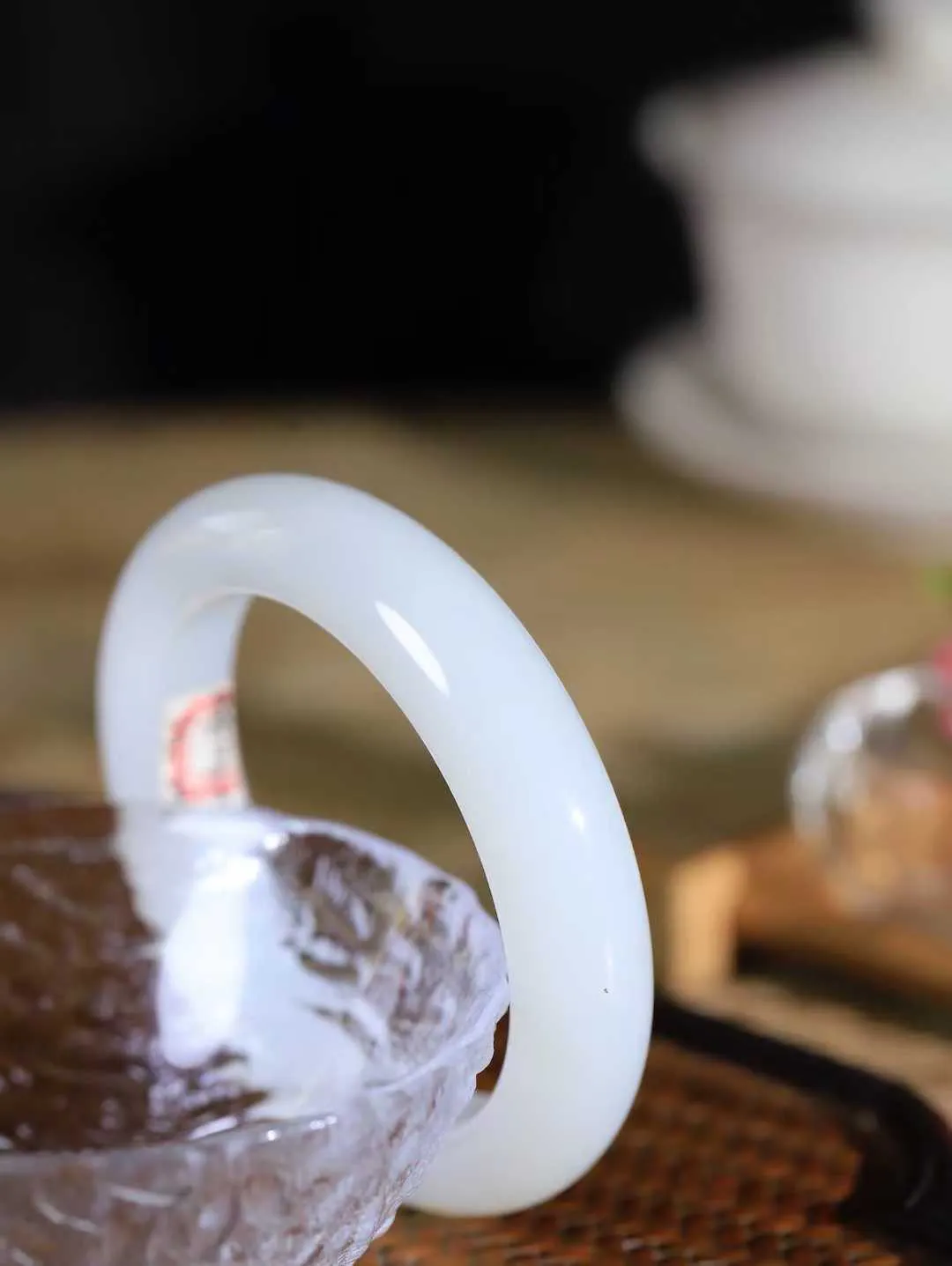 【腕间柔情.手镯】   

收藏级️和田玉白玉手镯 玉质温润细腻 油性十足 古朴秀雅 轻抚岁月的栏杆软香温玉，腕间玉镯轻轻晃动，令人情动心间，撷一缕月末的芬芳，把心思铺陈，时光静美，惟有你最温柔。重74.7克   尺寸56.5-14.3-10.7mm  461101400A