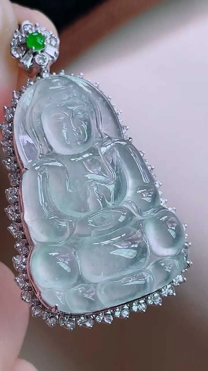 【翡翠名称】18K金豪华镶高冰飘雪花棉观音吊坠
【翡翠尺寸】含金46.5/26.6/10.4mm
【翡翠描述】缅甸天然翡翠A货，种老水足，玉质细腻，色泽靓丽，性价比高，佩戴效果好！
