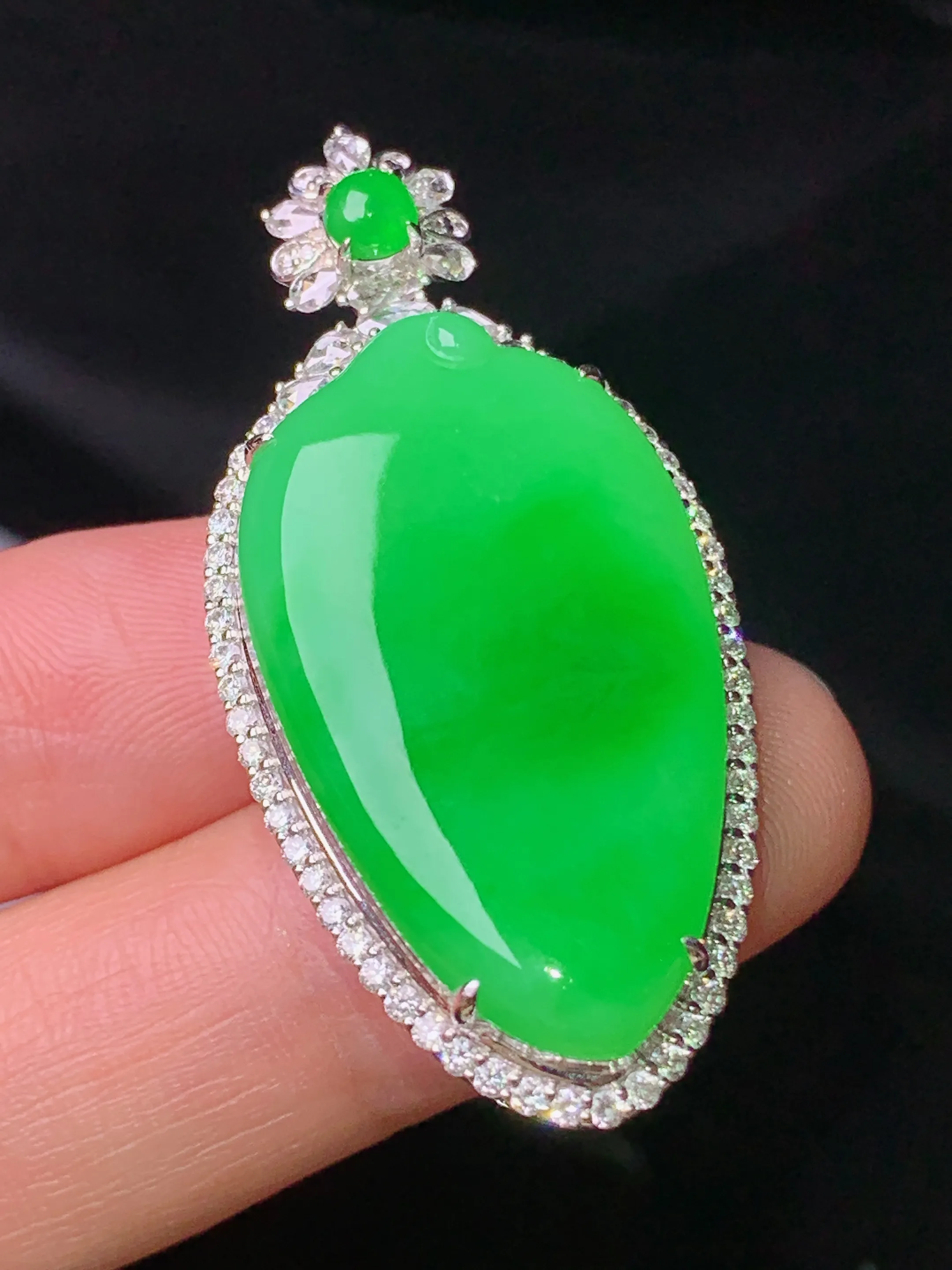 18k金钻镶嵌翠绿福瓜吊坠 玉质细腻 色泽清新艳丽 整体尺寸43.8*20.7*10.3