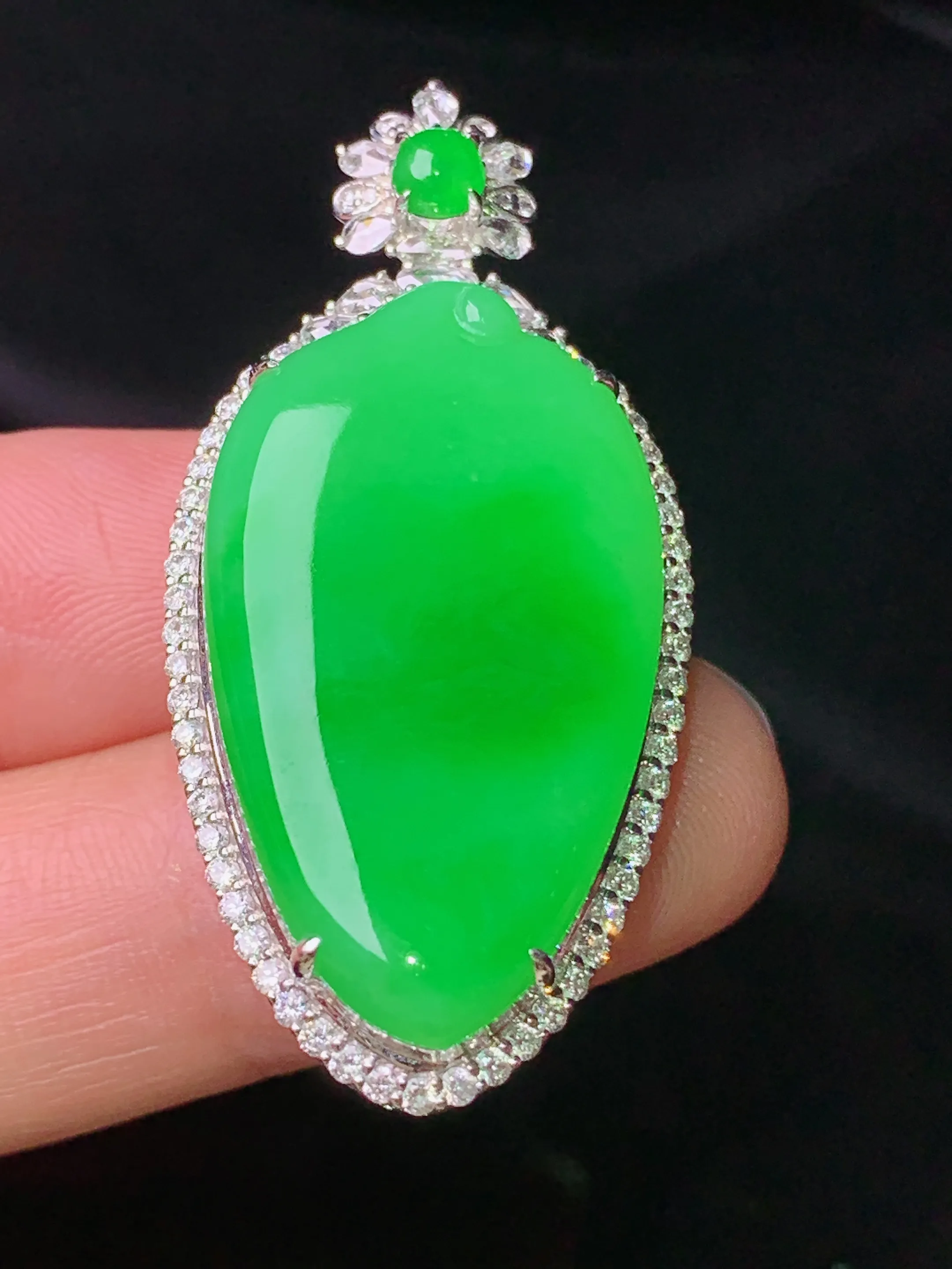 18k金钻镶嵌翠绿福瓜吊坠 玉质细腻 色泽清新艳丽 整体尺寸43.8*20.7*10.3