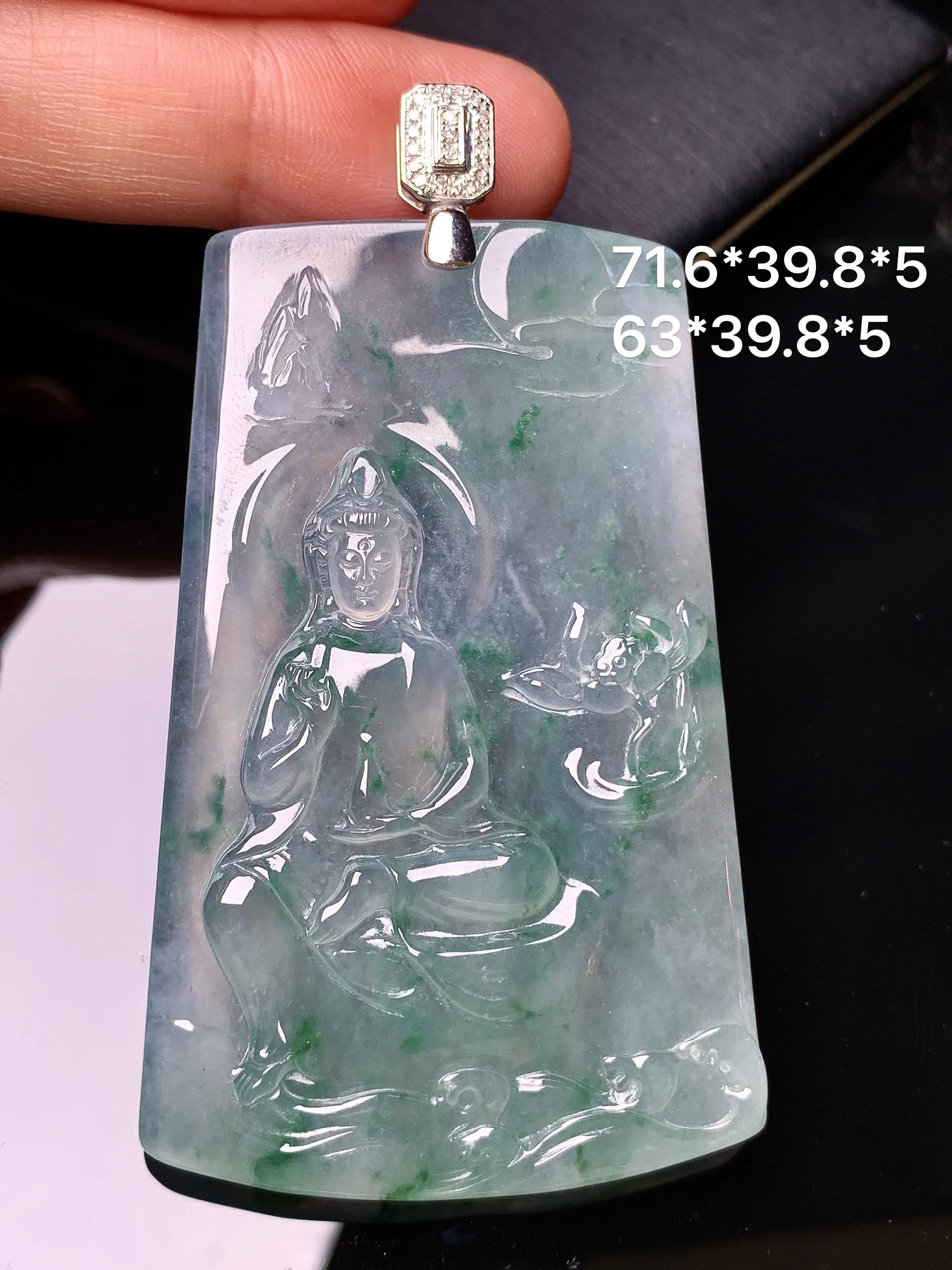 18k金钻镶嵌冰种飘绿观音菩萨吊坠 玉质细腻 色泽清新艳丽 整体尺寸71.6*39.8*5