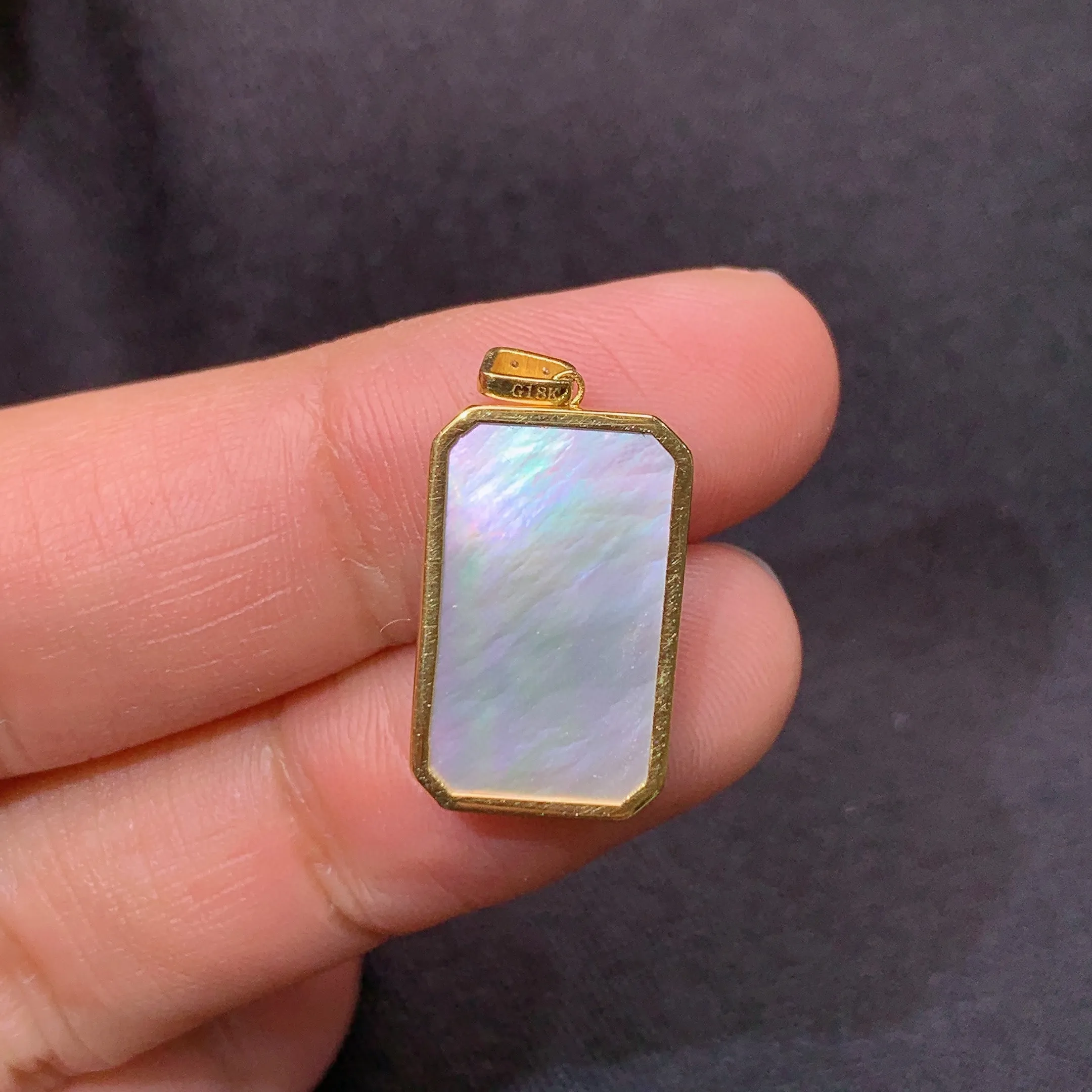 冰飘绿无事牌吊坠，18k金镶嵌，冰润色阳，玉质细腻，种水足，整体尺寸22*11*2